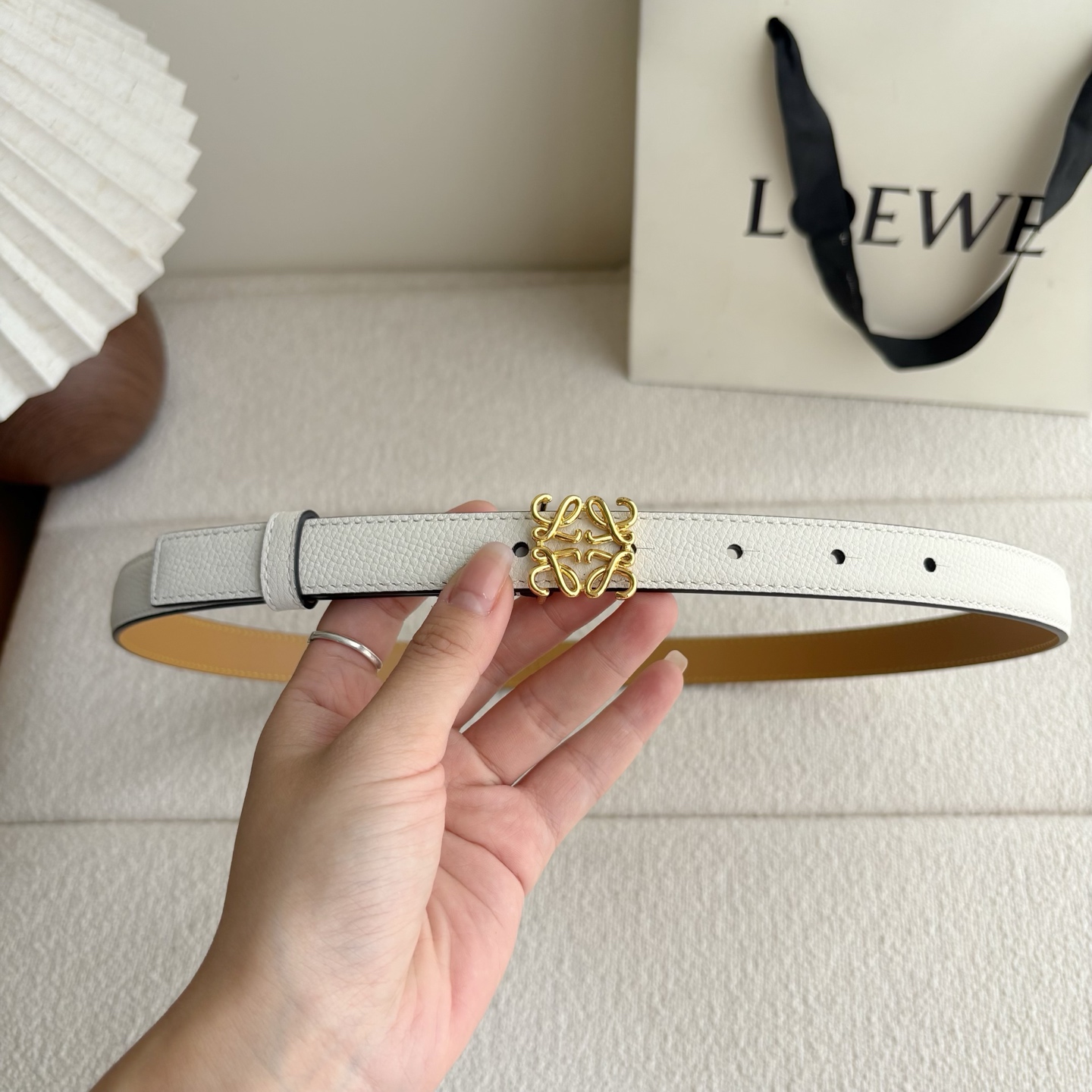 Loewe 鹅卵石纹牛皮腰带。Anagram搭扣 Anchor腰带扣 宽2.0cm，五孔调节。暗沙色/金