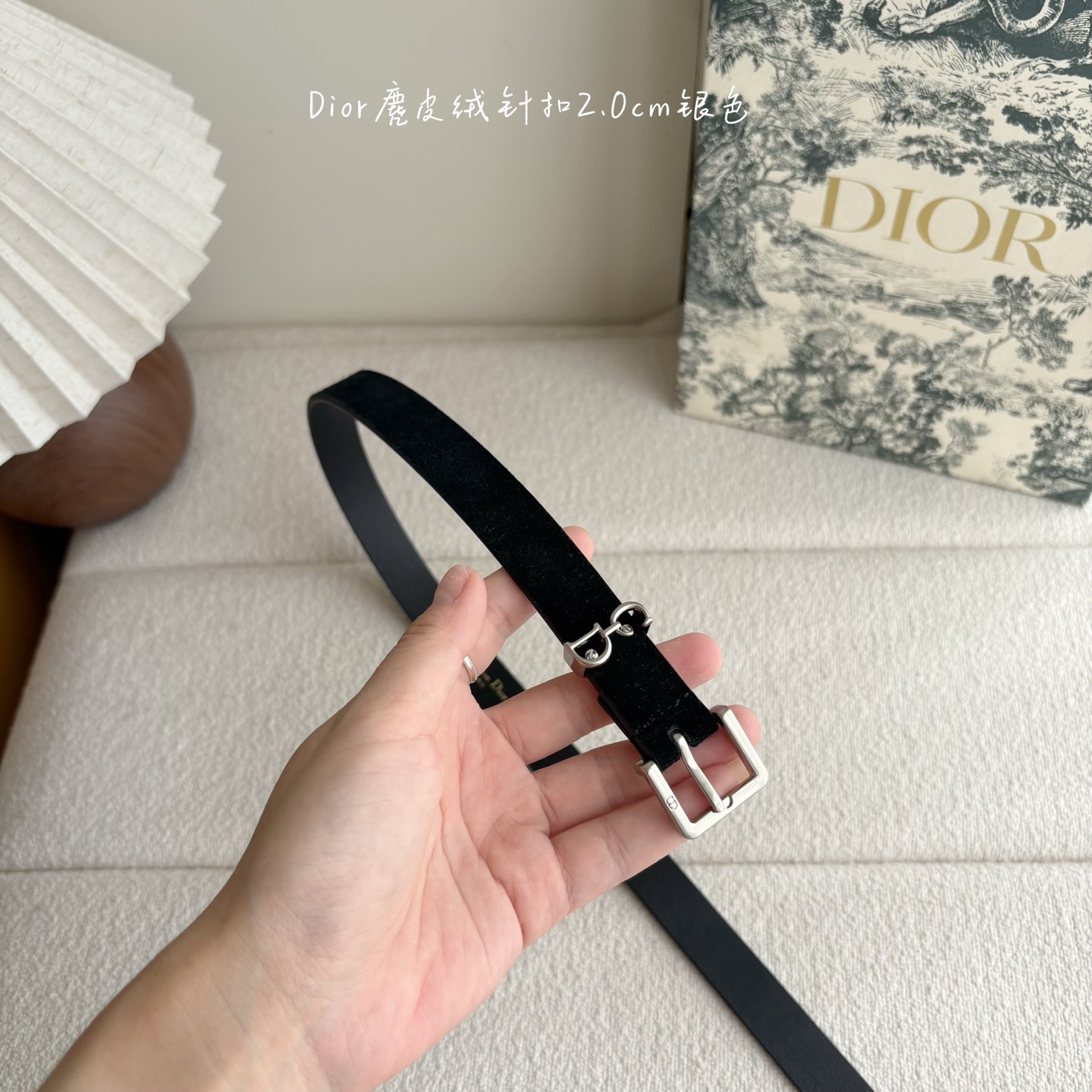 这款马鞍Loop腰带是2025系列全新单品，采用绒面小牛皮革等材质精心制作，搭配CD针扣，饰以CD标志腰