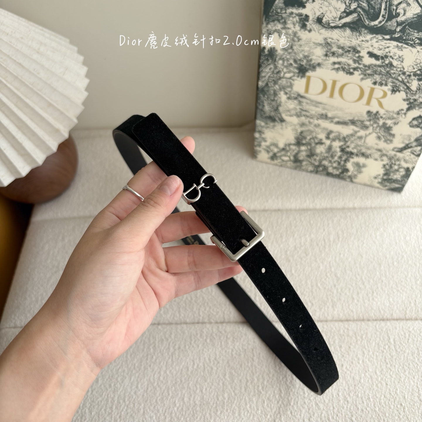 这款马鞍Loop腰带是2025系列全新单品，采用绒面小牛皮革等材质精心制作，搭配CD针扣，饰以CD标志腰