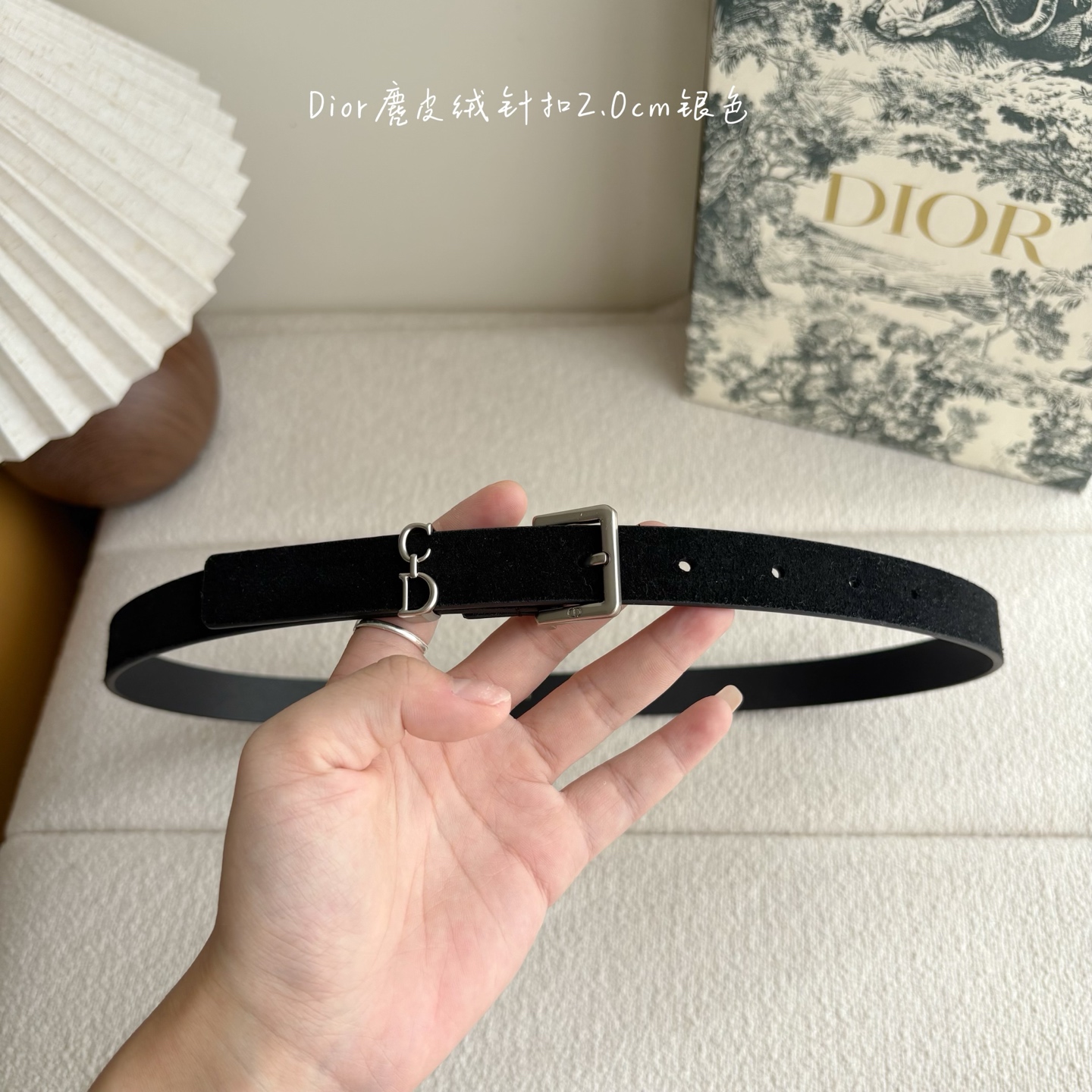 这款马鞍Loop腰带是2025系列全新单品，采用绒面小牛皮革等材质精心制作，搭配CD针扣，饰以CD标志腰