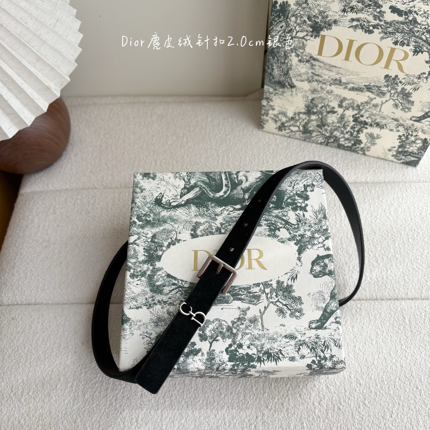 这款马鞍Loop腰带是2025系列全新单品，采用绒面小牛皮革等材质精心制作，搭配CD针扣，饰以CD标志腰