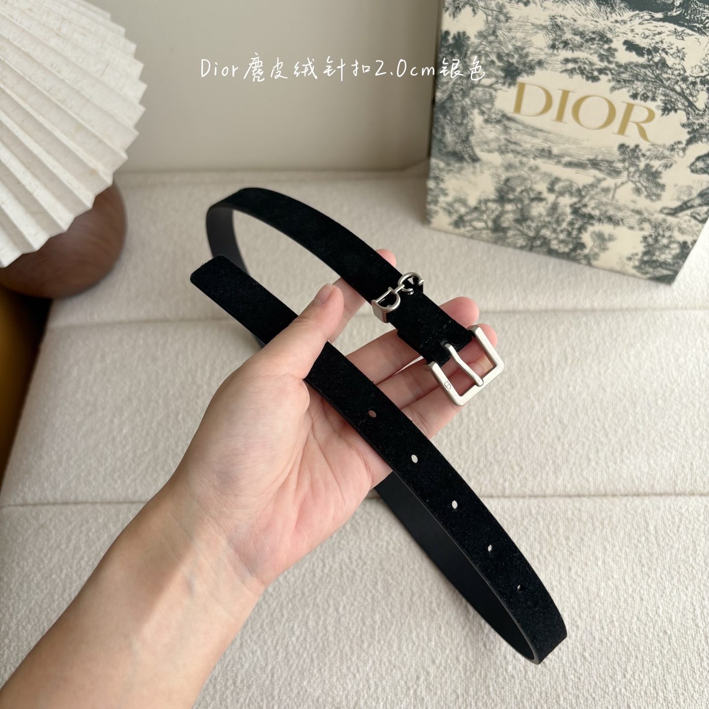 这款马鞍Loop腰带是2025系列全新单品，采用绒面小牛皮革等材质精心制作，搭配CD针扣，饰以CD标志腰