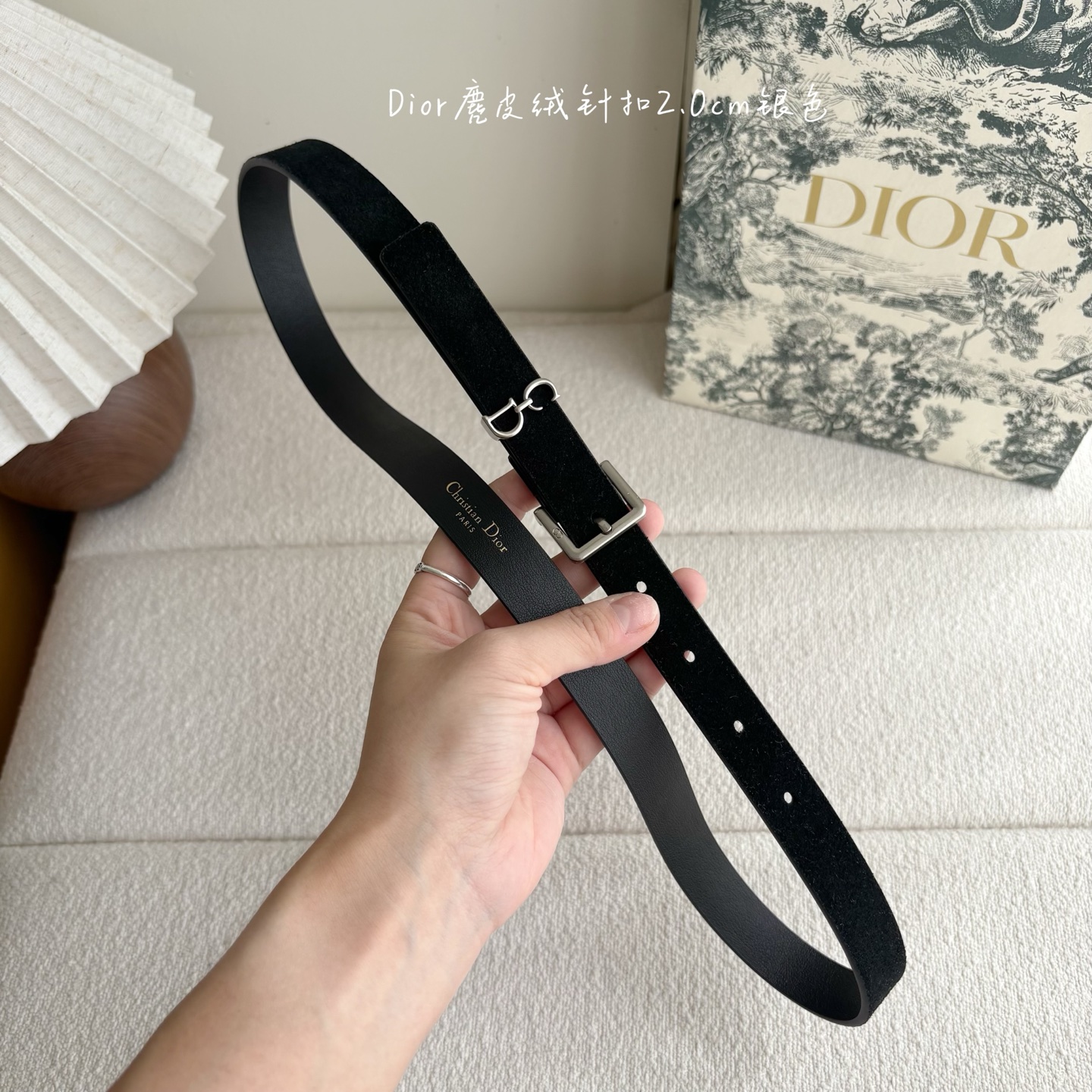 这款马鞍Loop腰带是2025系列全新单品，采用绒面小牛皮革等材质精心制作，搭配CD针扣，饰以CD标志腰