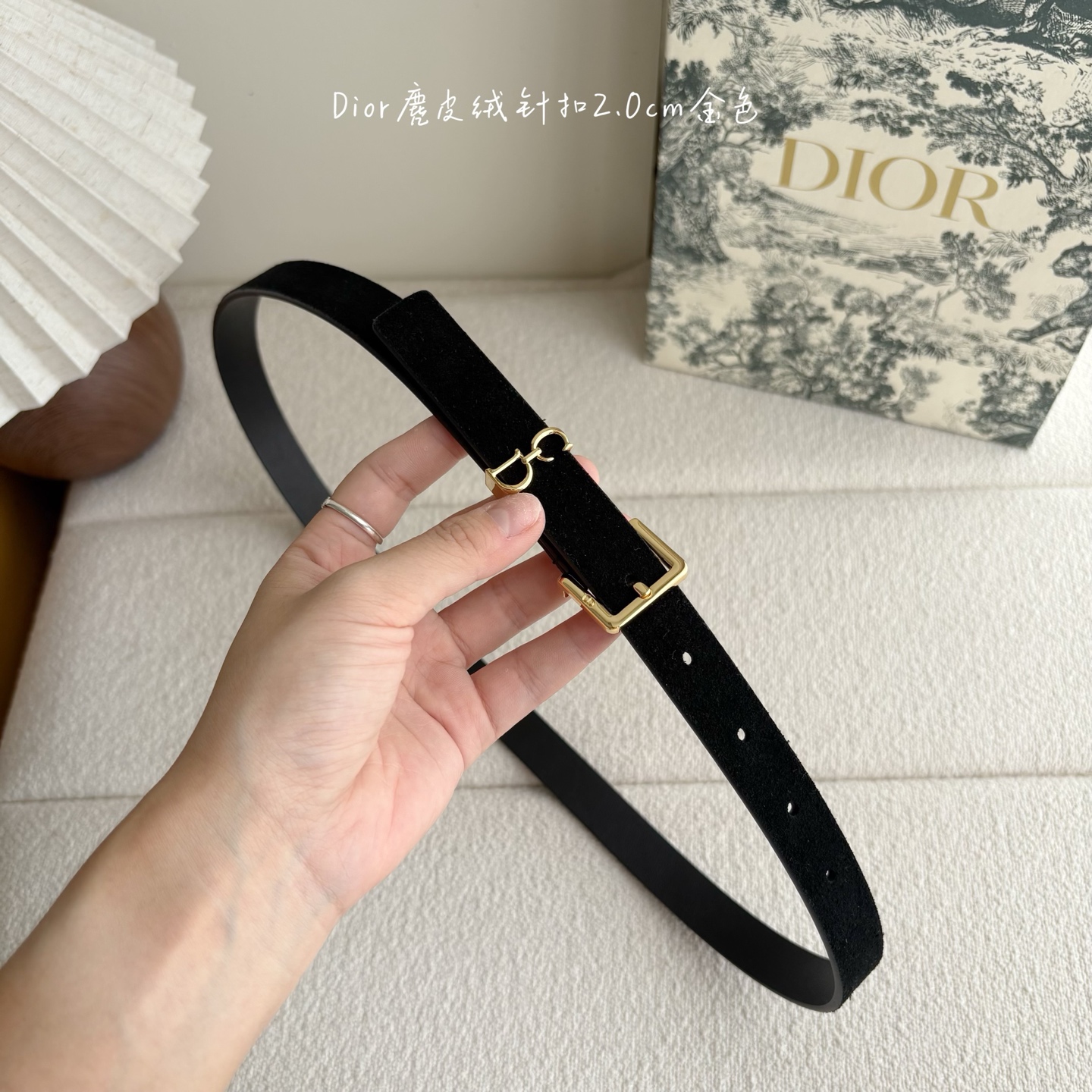 这款马鞍Loop腰带是2025系列全新单品，采用绒面小牛皮革等材质精心制作，搭配CD针扣，饰以CD标志腰