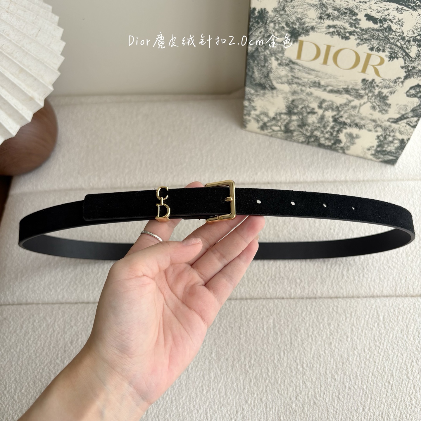 这款马鞍Loop腰带是2025系列全新单品，采用绒面小牛皮革等材质精心制作，搭配CD针扣，饰以CD标志腰