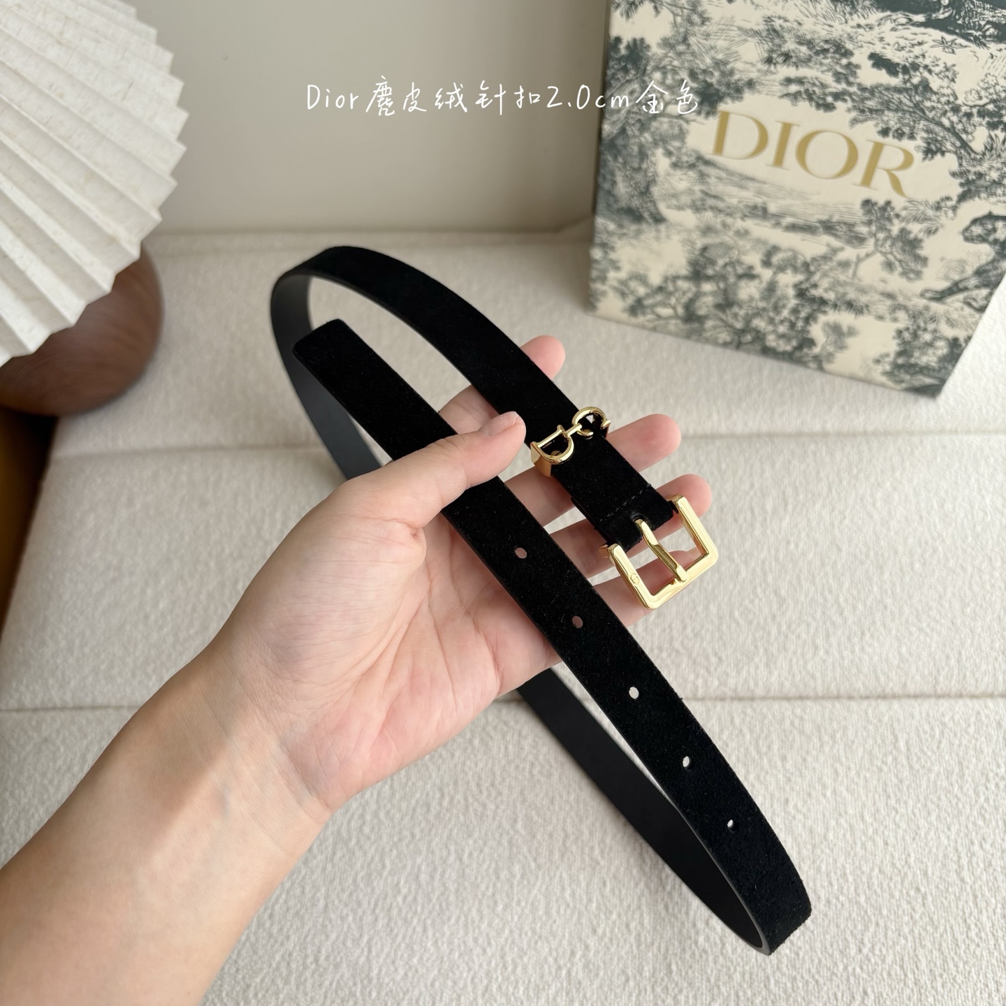 这款马鞍Loop腰带是2025系列全新单品，采用绒面小牛皮革等材质精心制作，搭配CD针扣，饰以CD标志腰
