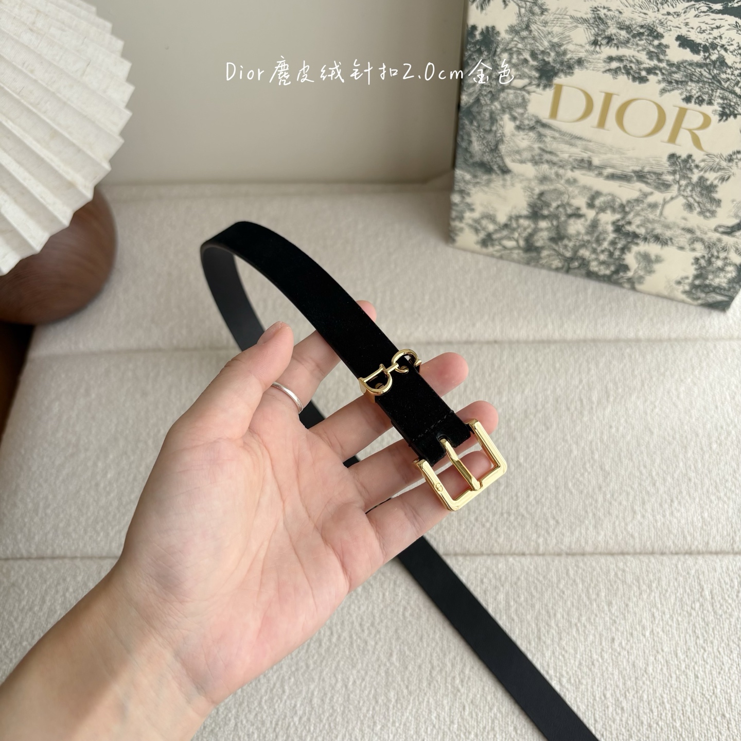 这款马鞍Loop腰带是2025系列全新单品，采用绒面小牛皮革等材质精心制作，搭配CD针扣，饰以CD标志腰