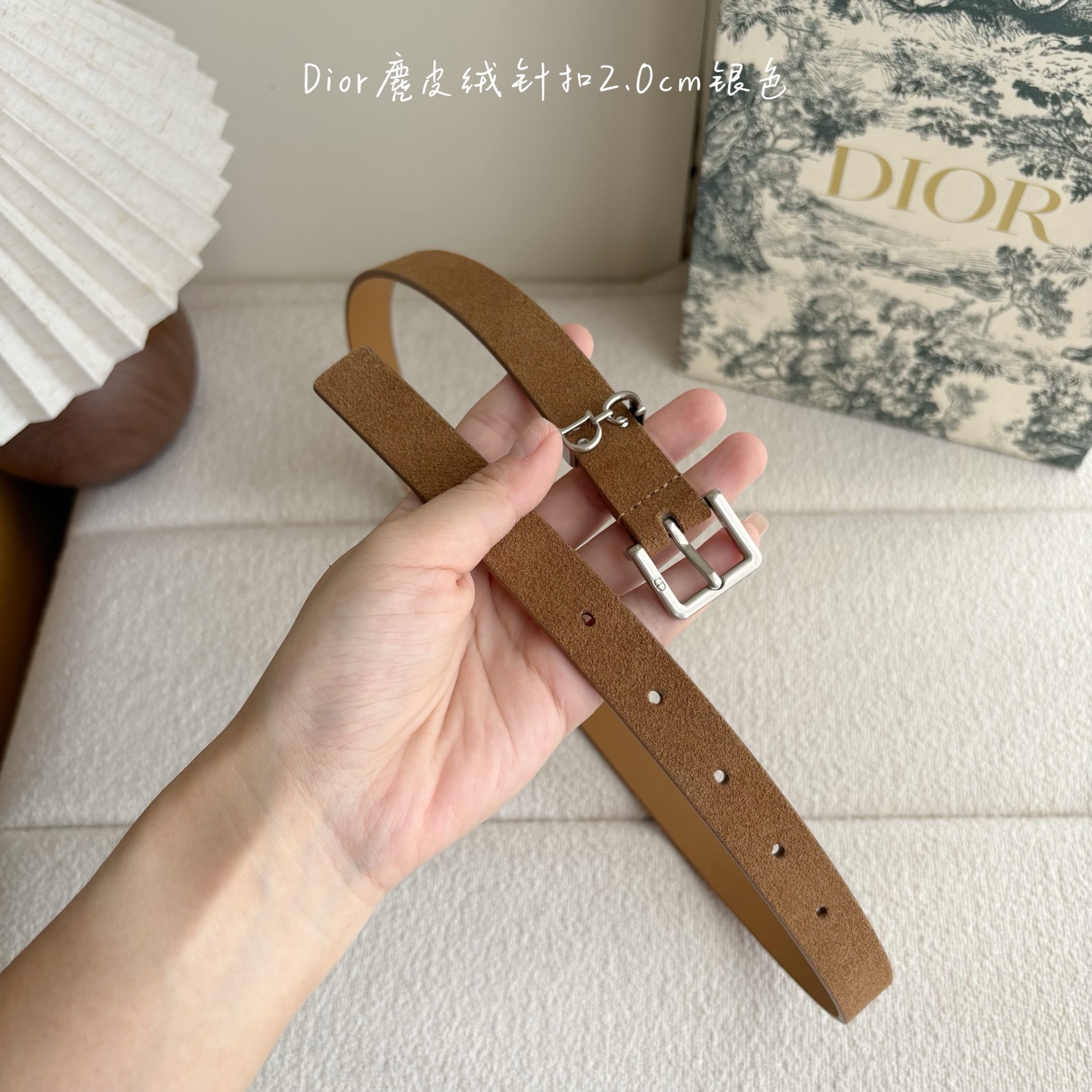 这款马鞍Loop腰带是2025系列全新单品，采用绒面小牛皮革等材质精心制作，搭配CD针扣，饰以CD标志腰