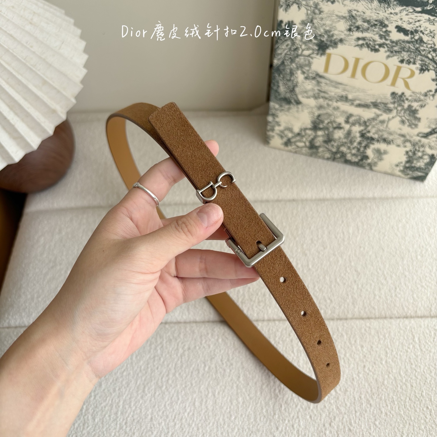 这款马鞍Loop腰带是2025系列全新单品，采用绒面小牛皮革等材质精心制作，搭配CD针扣，饰以CD标志腰