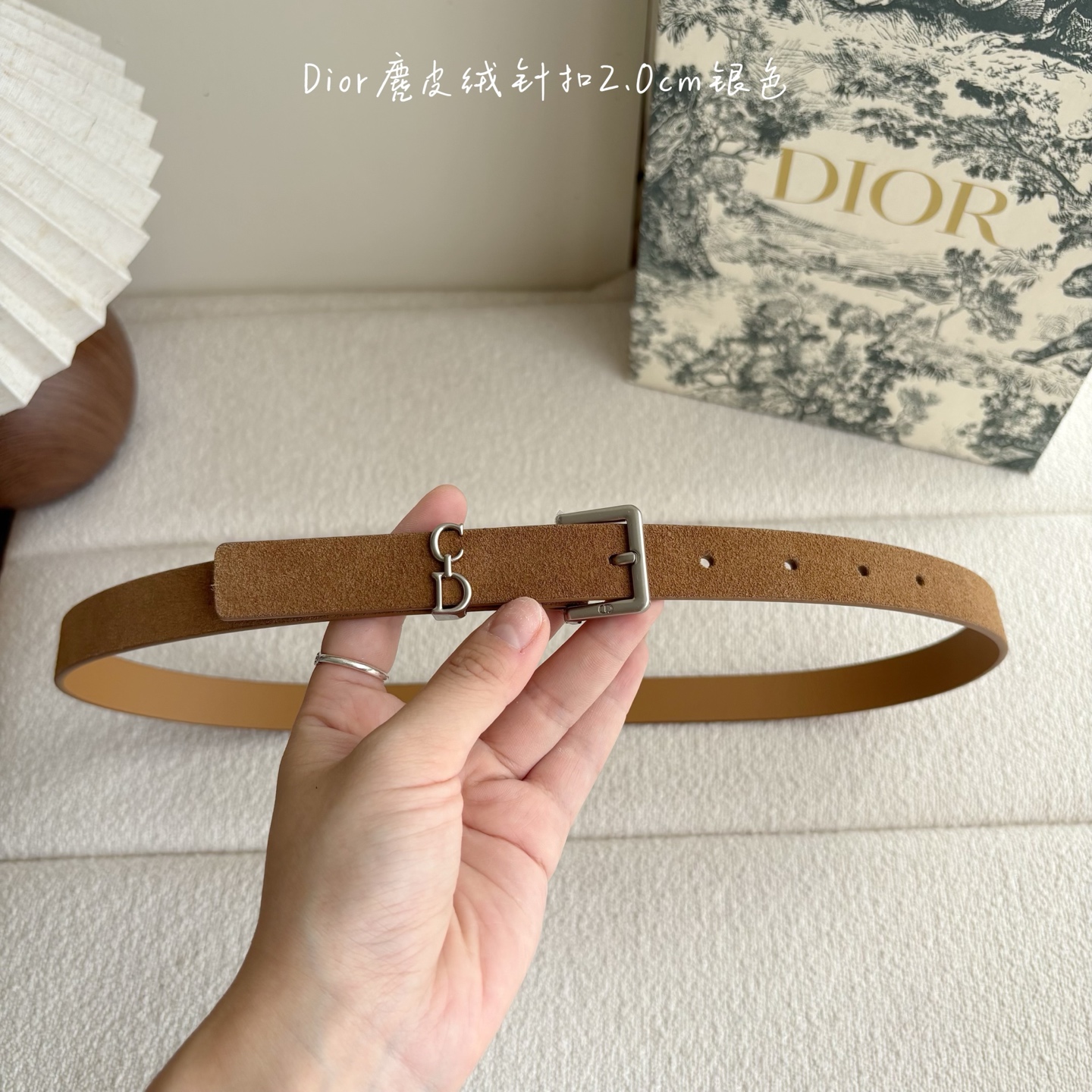 这款马鞍Loop腰带是2025系列全新单品，采用绒面小牛皮革等材质精心制作，搭配CD针扣，饰以CD标志腰