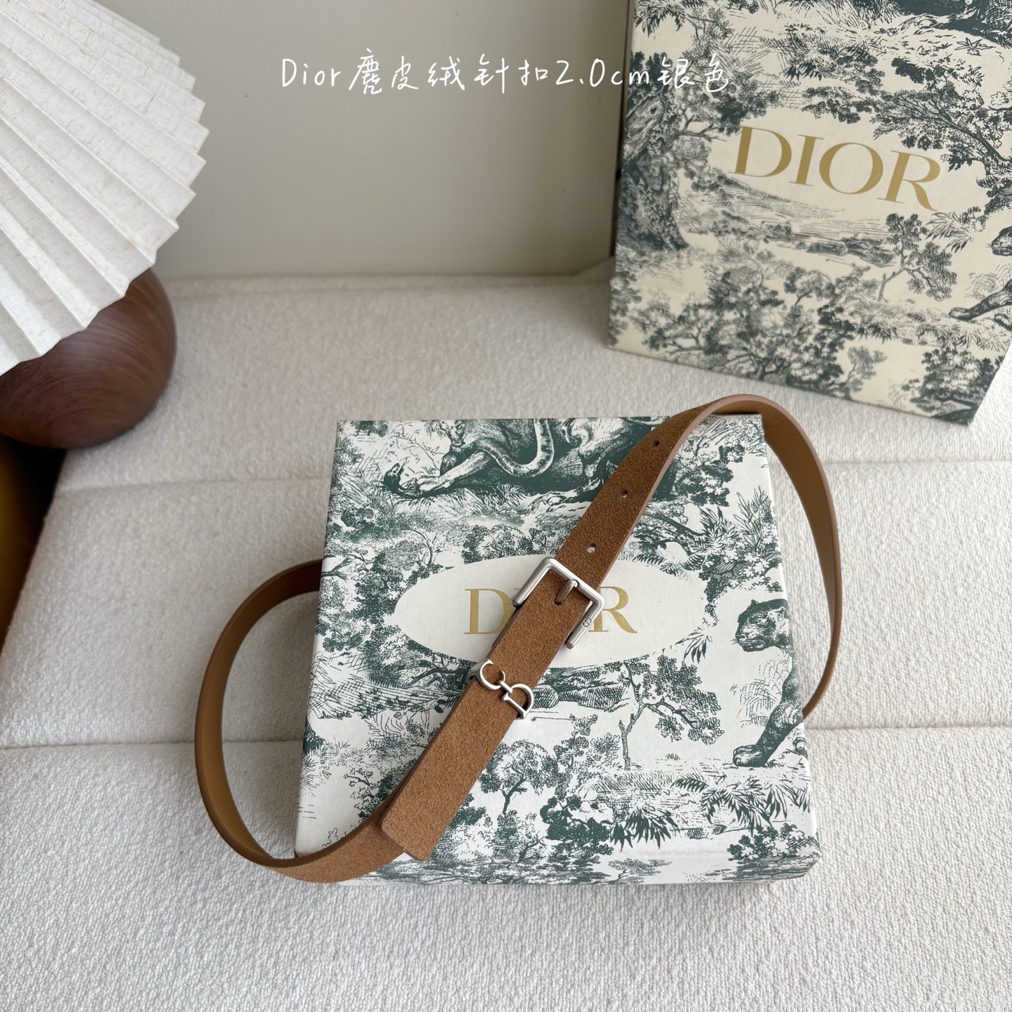 这款马鞍Loop腰带是2025系列全新单品，采用绒面小牛皮革等材质精心制作，搭配CD针扣，饰以CD标志腰