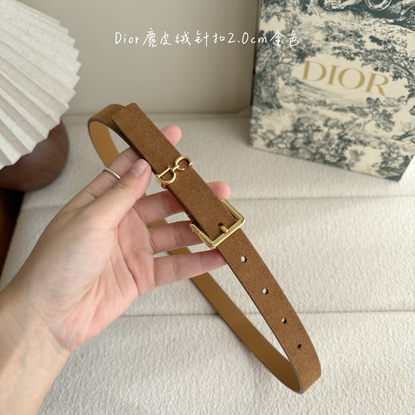 这款马鞍Loop腰带是2025系列全新单品，采用绒面小牛皮革等材质精心制作，搭配CD针扣，饰以CD标志腰