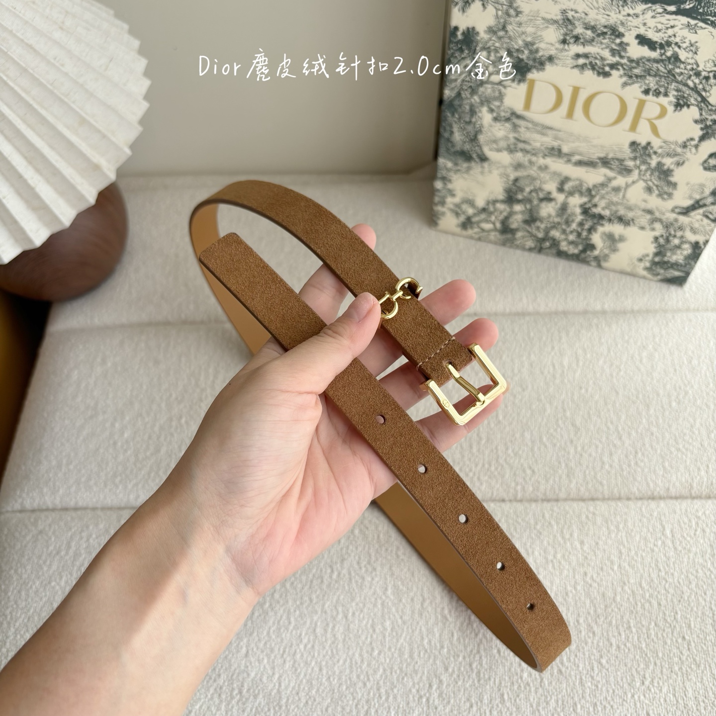 这款马鞍Loop腰带是2025系列全新单品，采用绒面小牛皮革等材质精心制作，搭配CD针扣，饰以CD标志腰