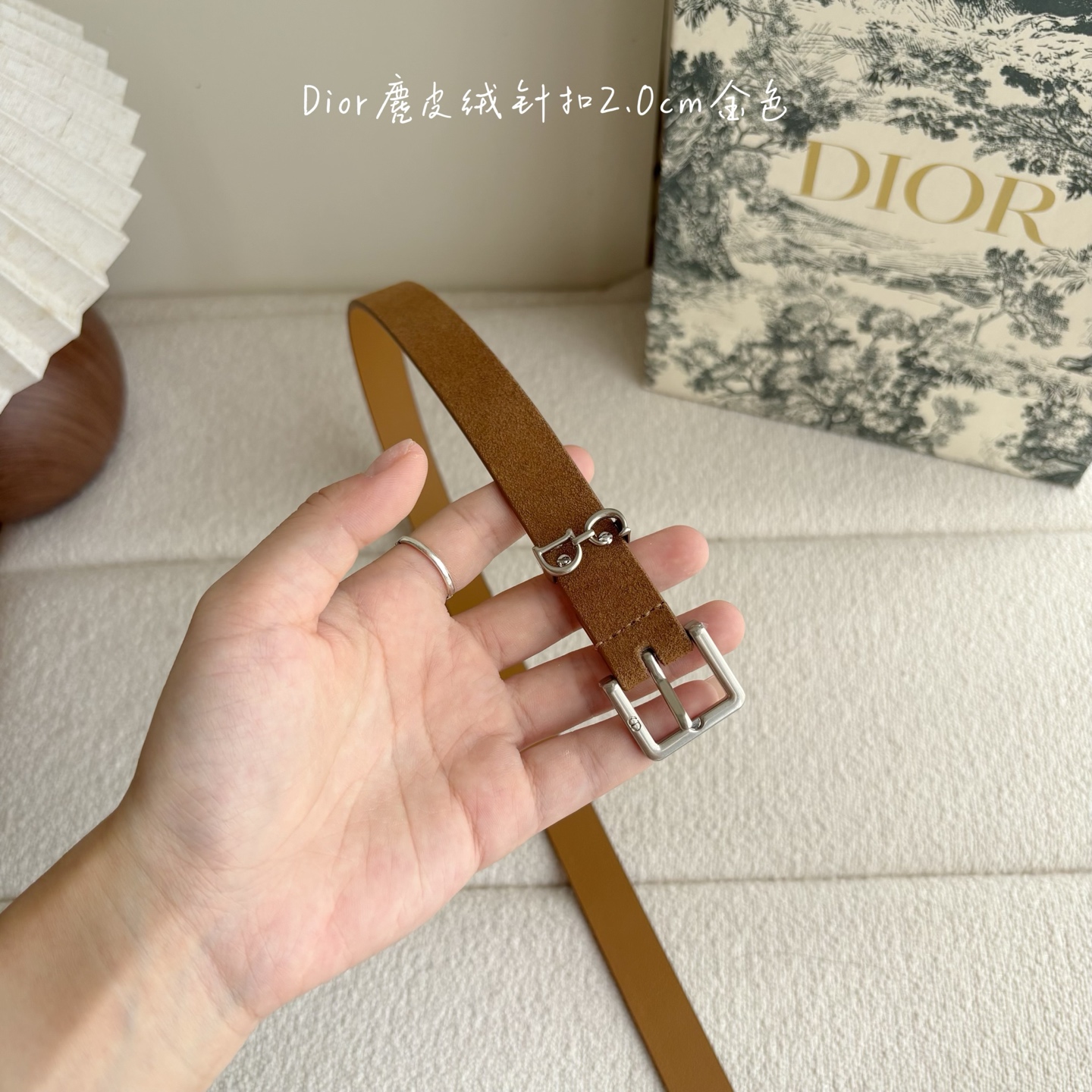 这款马鞍Loop腰带是2025系列全新单品，采用绒面小牛皮革等材质精心制作，搭配CD针扣，饰以CD标志腰