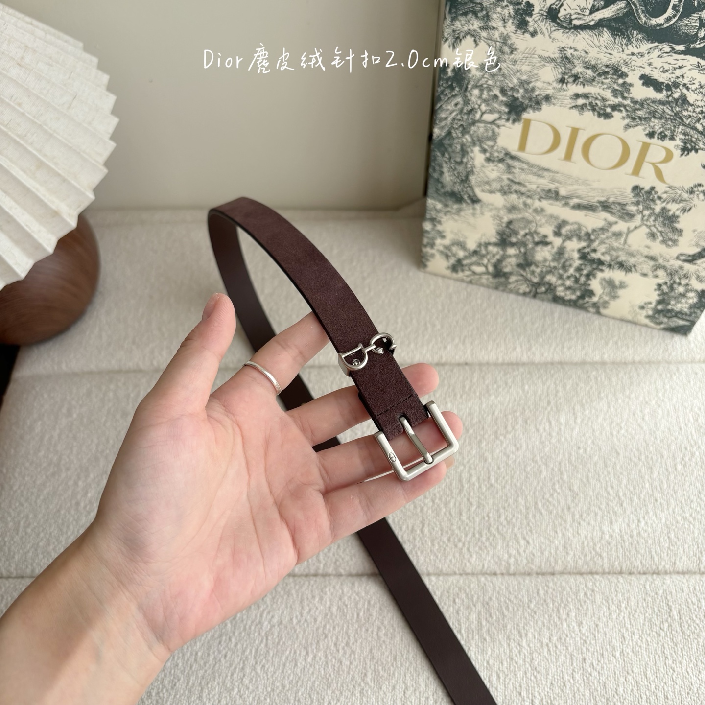 这款马鞍Loop腰带是2025系列全新单品，采用绒面小牛皮革等材质精心制作，搭配CD针扣，饰以CD标志腰