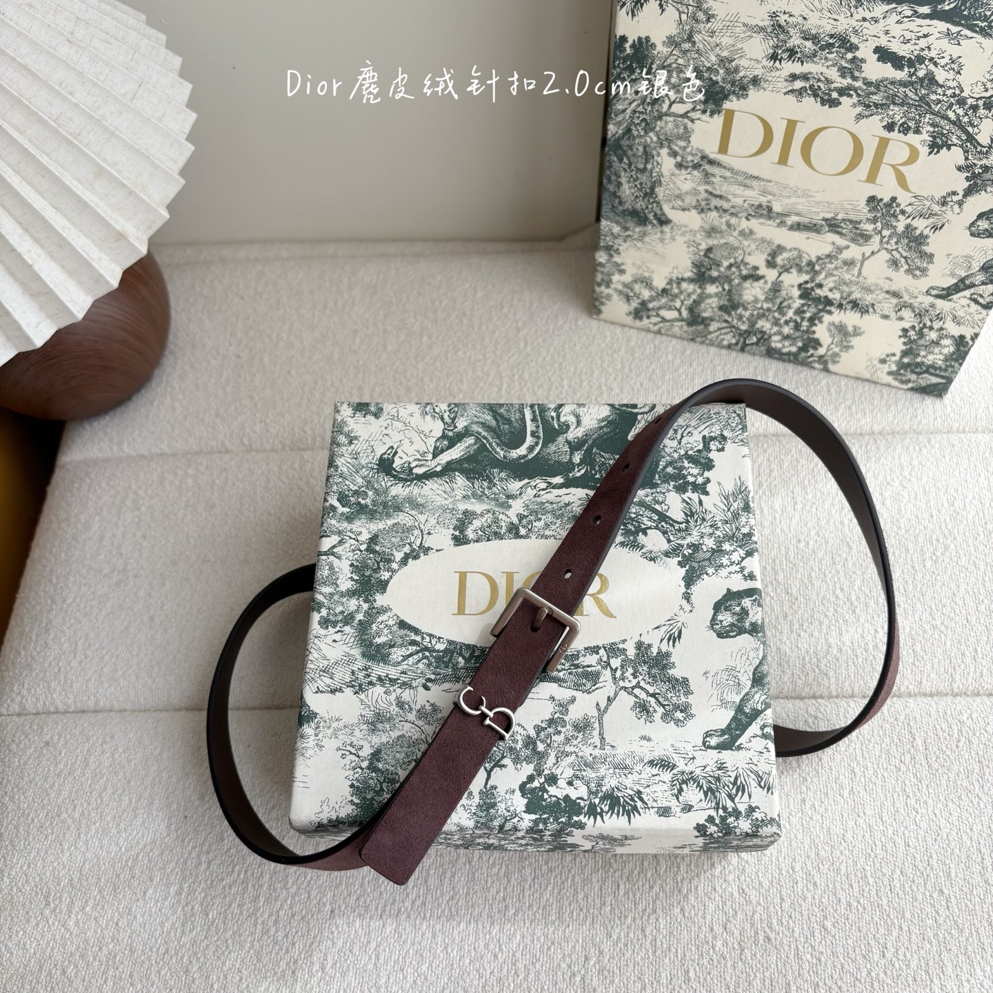 这款马鞍Loop腰带是2025系列全新单品，采用绒面小牛皮革等材质精心制作，搭配CD针扣，饰以CD标志腰