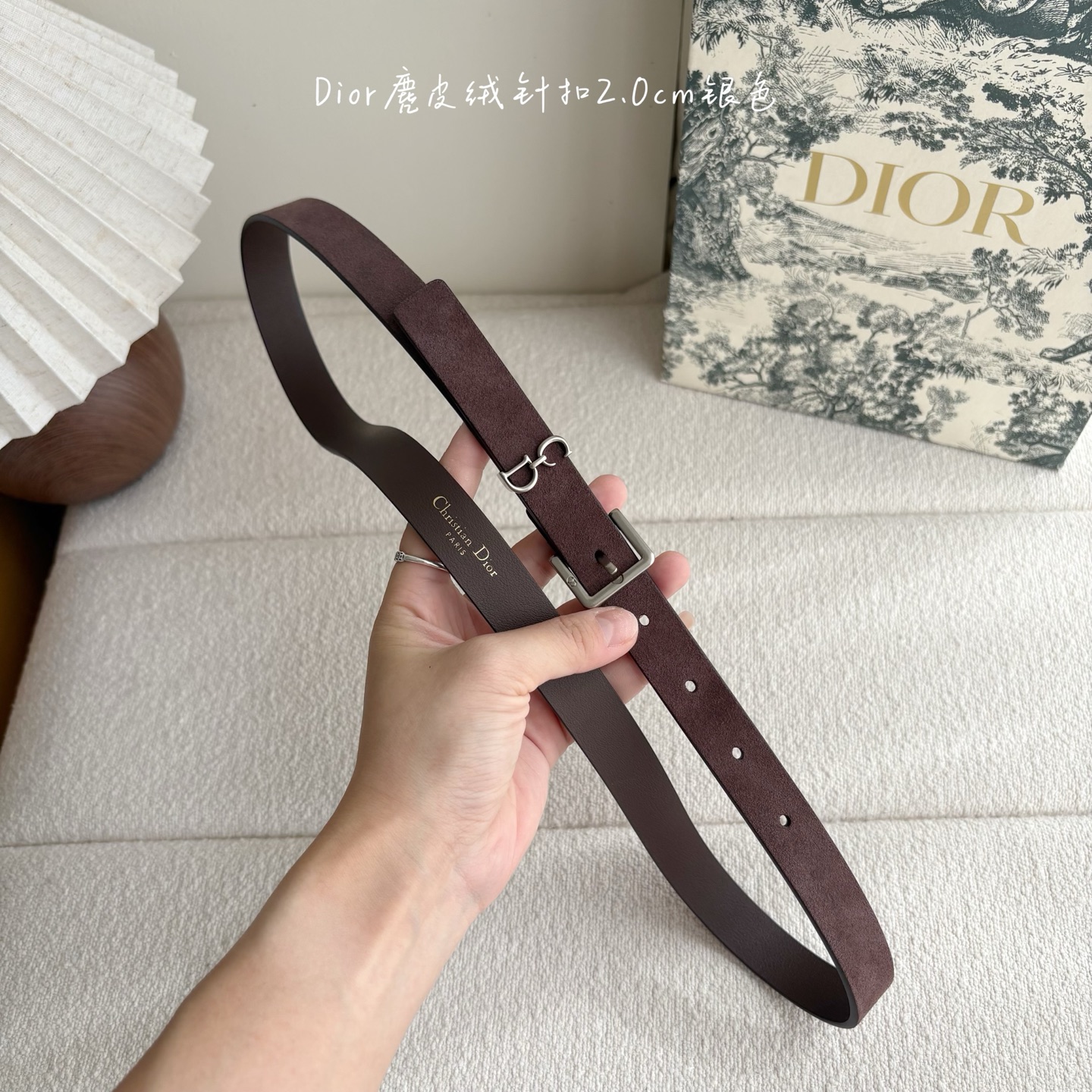 这款马鞍Loop腰带是2025系列全新单品，采用绒面小牛皮革等材质精心制作，搭配CD针扣，饰以CD标志腰