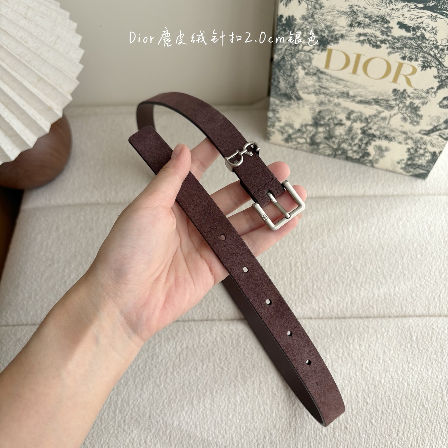 这款马鞍Loop腰带是2025系列全新单品，采用绒面小牛皮革等材质精心制作，搭配CD针扣，饰以CD标志腰