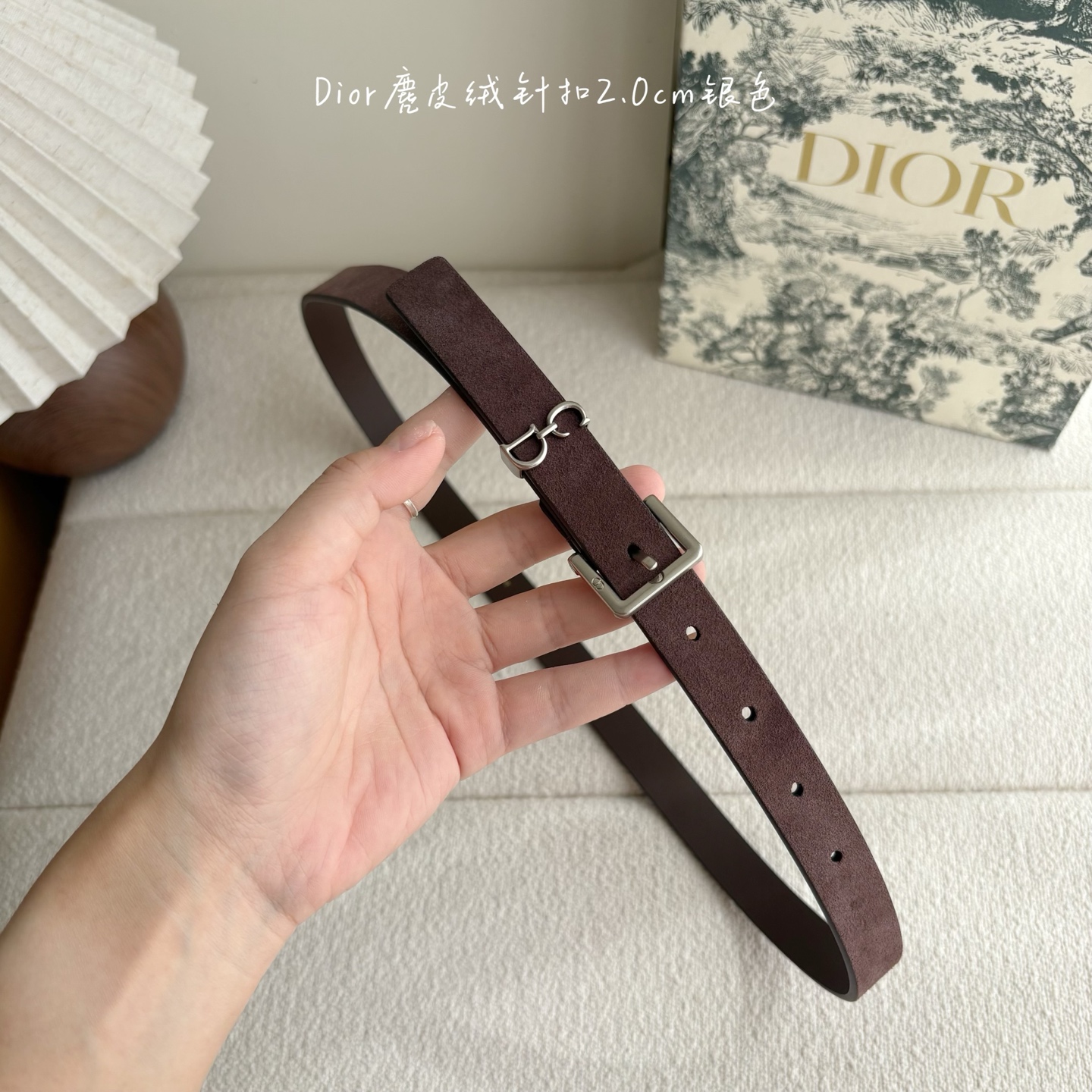 这款马鞍Loop腰带是2025系列全新单品，采用绒面小牛皮革等材质精心制作，搭配CD针扣，饰以CD标志腰