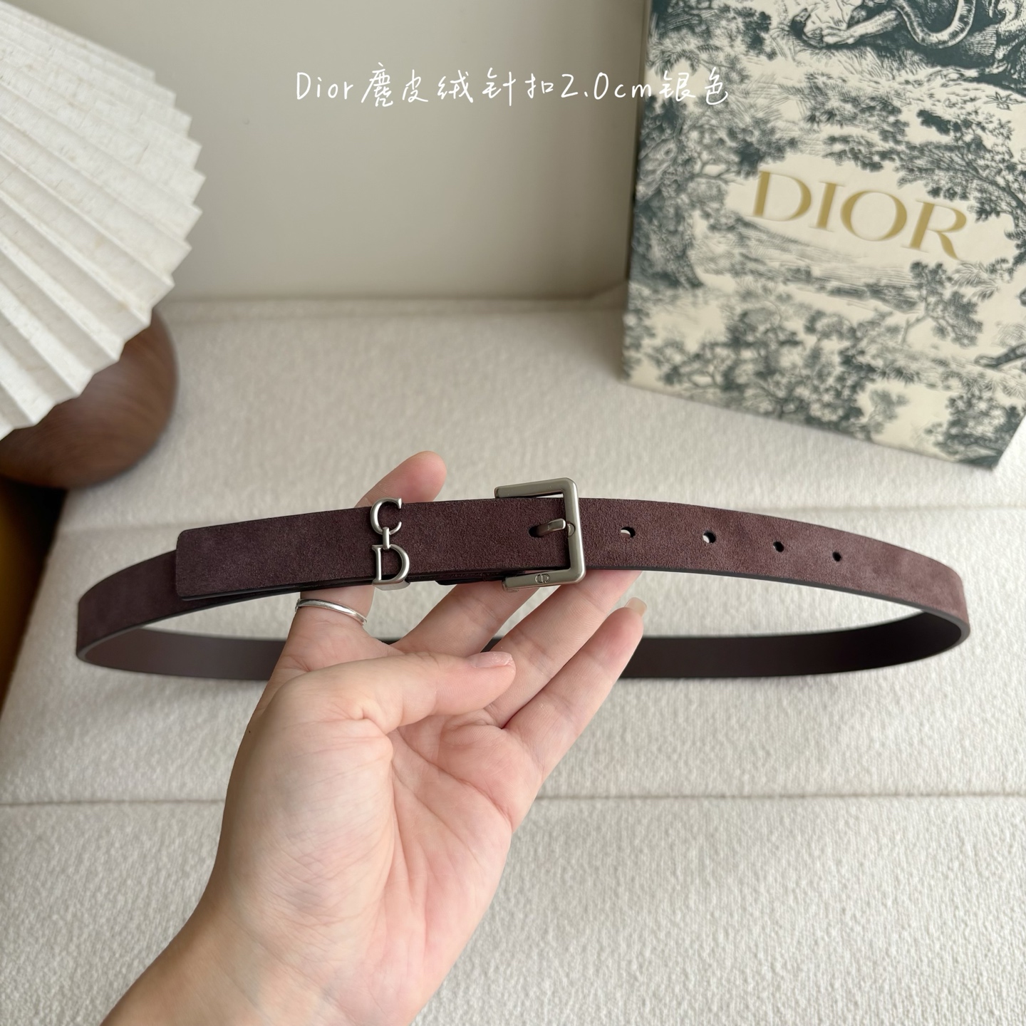 这款马鞍Loop腰带是2025系列全新单品，采用绒面小牛皮革等材质精心制作，搭配CD针扣，饰以CD标志腰