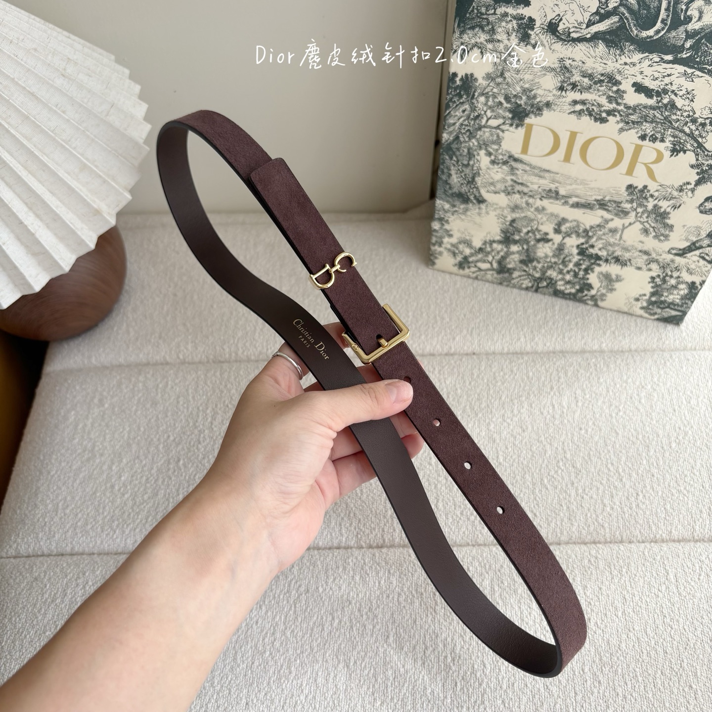 这款马鞍Loop腰带是2025系列全新单品，采用绒面小牛皮革等材质精心制作，搭配CD针扣，饰以CD标志腰