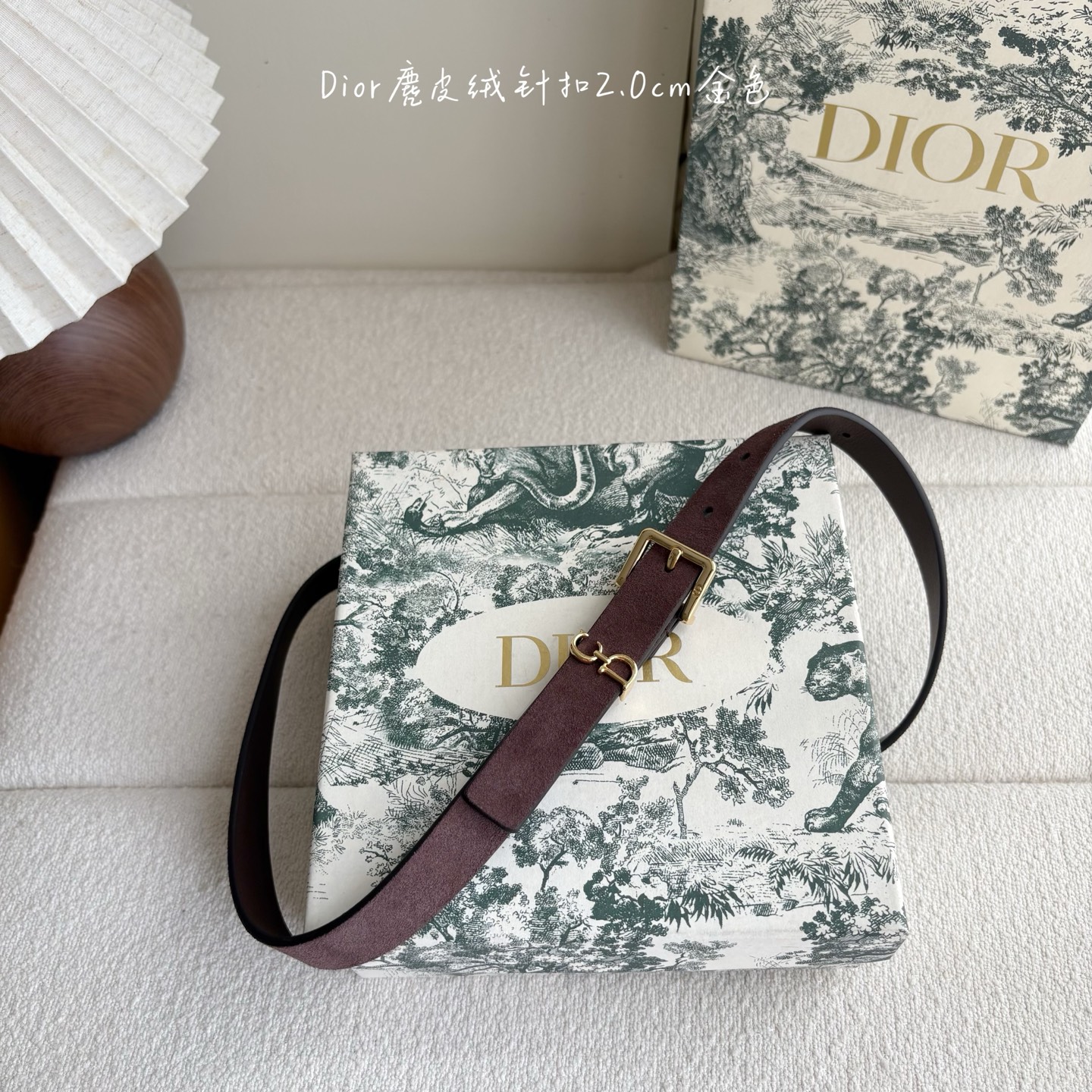 这款马鞍Loop腰带是2025系列全新单品，采用绒面小牛皮革等材质精心制作，搭配CD针扣，饰以CD标志腰