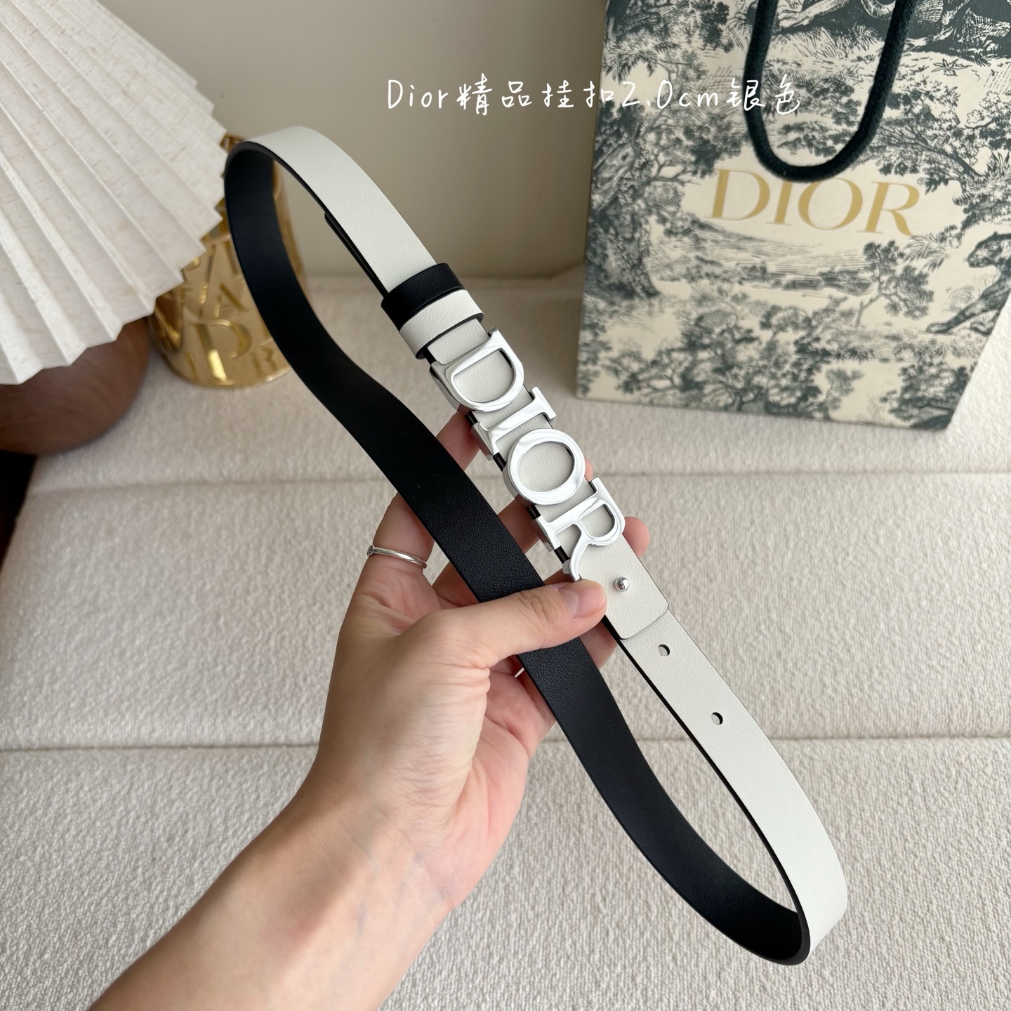 Dior这款腰带采用双面设计，搭配可拆卸腰带扣。采用光滑牛皮材质精心制作，双面可用，搭配富有光泽的金属D