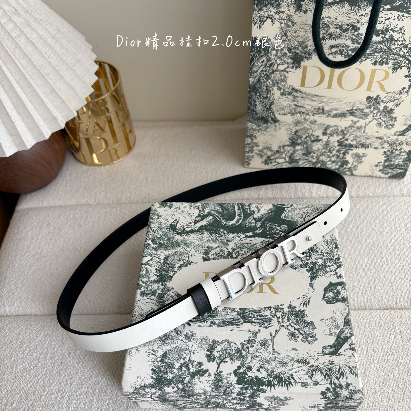 Dior这款腰带采用双面设计，搭配可拆卸腰带扣。采用光滑牛皮材质精心制作，双面可用，搭配富有光泽的金属D