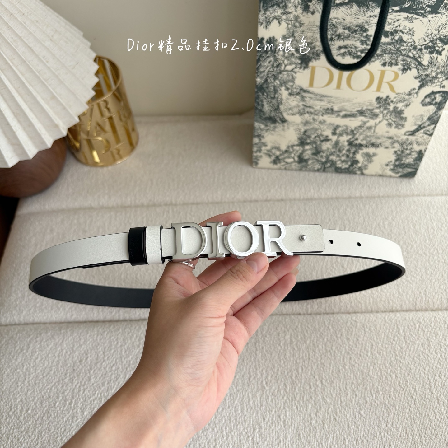 Dior这款腰带采用双面设计，搭配可拆卸腰带扣。采用光滑牛皮材质精心制作，双面可用，搭配富有光泽的金属D