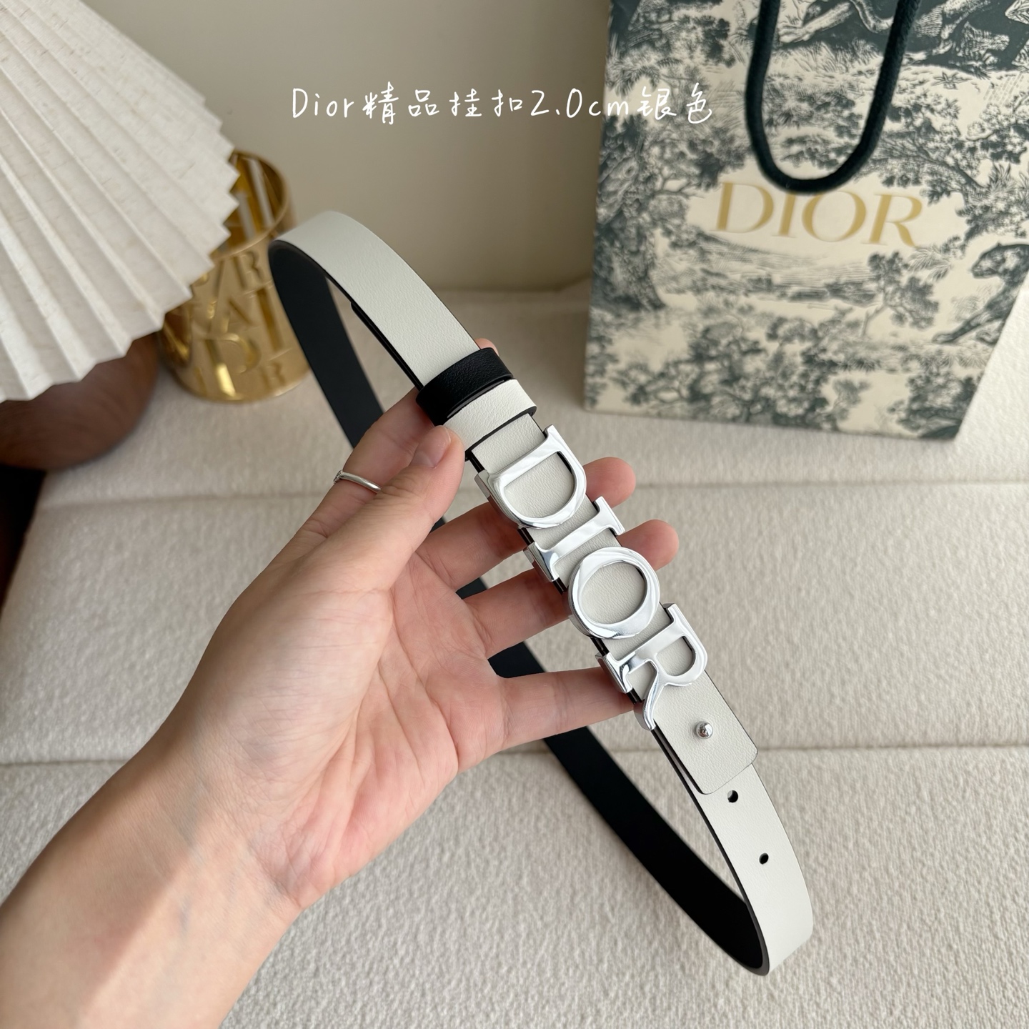 Dior这款腰带采用双面设计，搭配可拆卸腰带扣。采用光滑牛皮材质精心制作，双面可用，搭配富有光泽的金属D