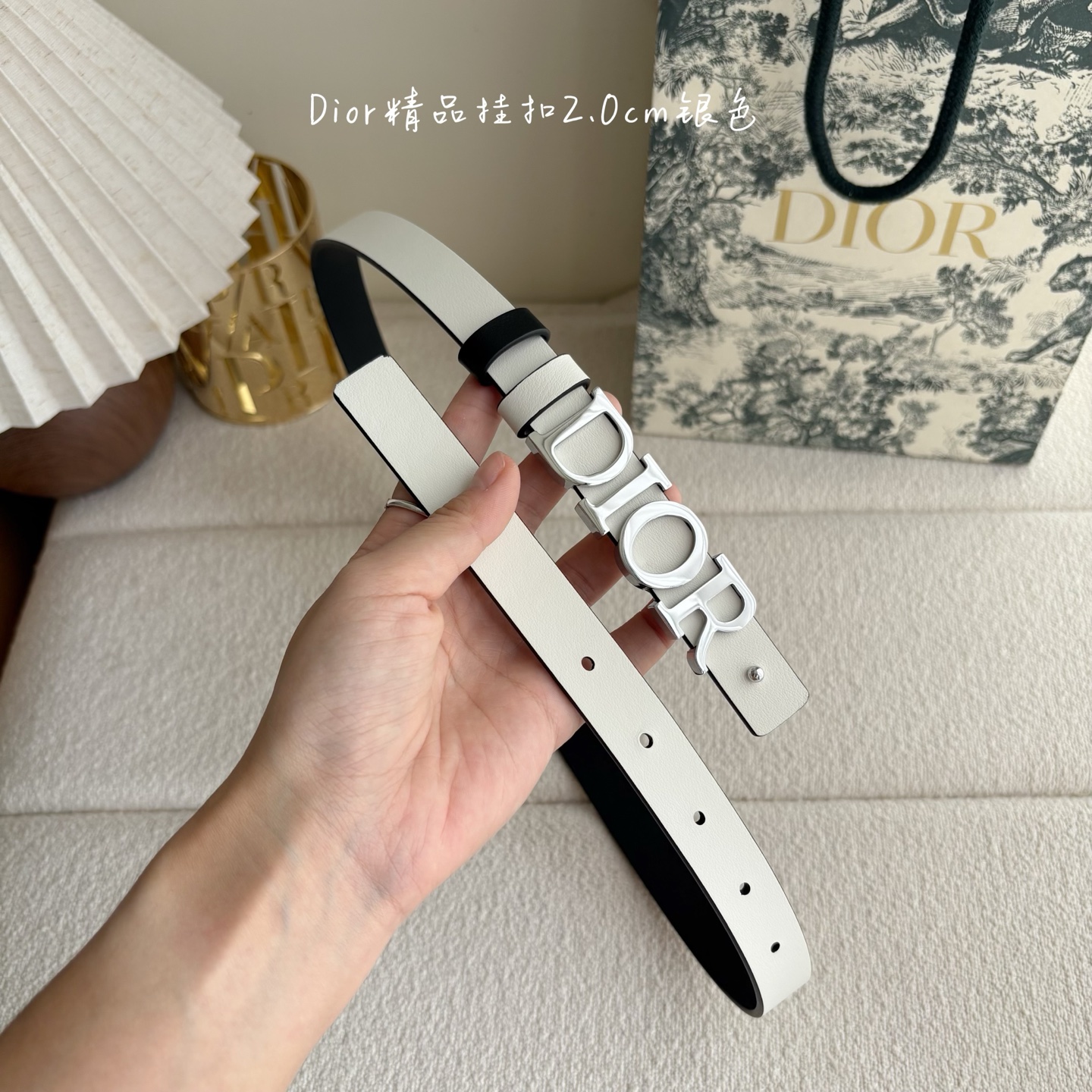 Dior这款腰带采用双面设计，搭配可拆卸腰带扣。采用光滑牛皮材质精心制作，双面可用，搭配富有光泽的金属D