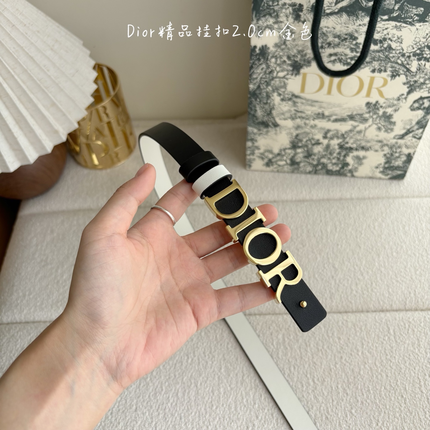 Dior这款腰带采用双面设计，搭配可拆卸腰带扣。采用光滑牛皮材质精心制作，双面可用，搭配富有光泽的金属D