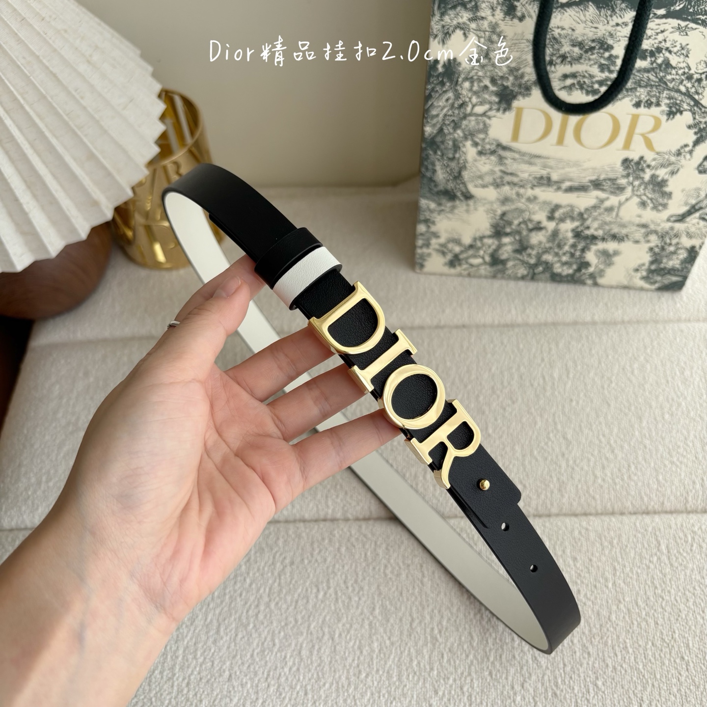 Dior这款腰带采用双面设计，搭配可拆卸腰带扣。采用光滑牛皮材质精心制作，双面可用，搭配富有光泽的金属D