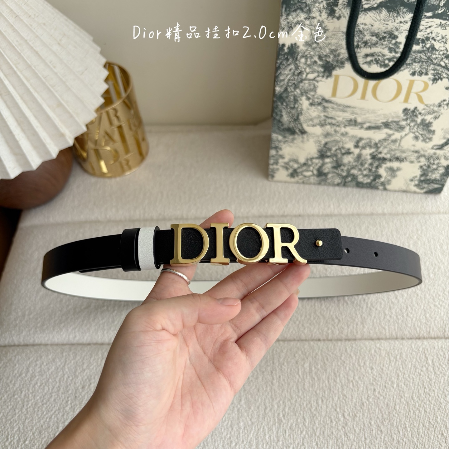 Dior这款腰带采用双面设计，搭配可拆卸腰带扣。采用光滑牛皮材质精心制作，双面可用，搭配富有光泽的金属D