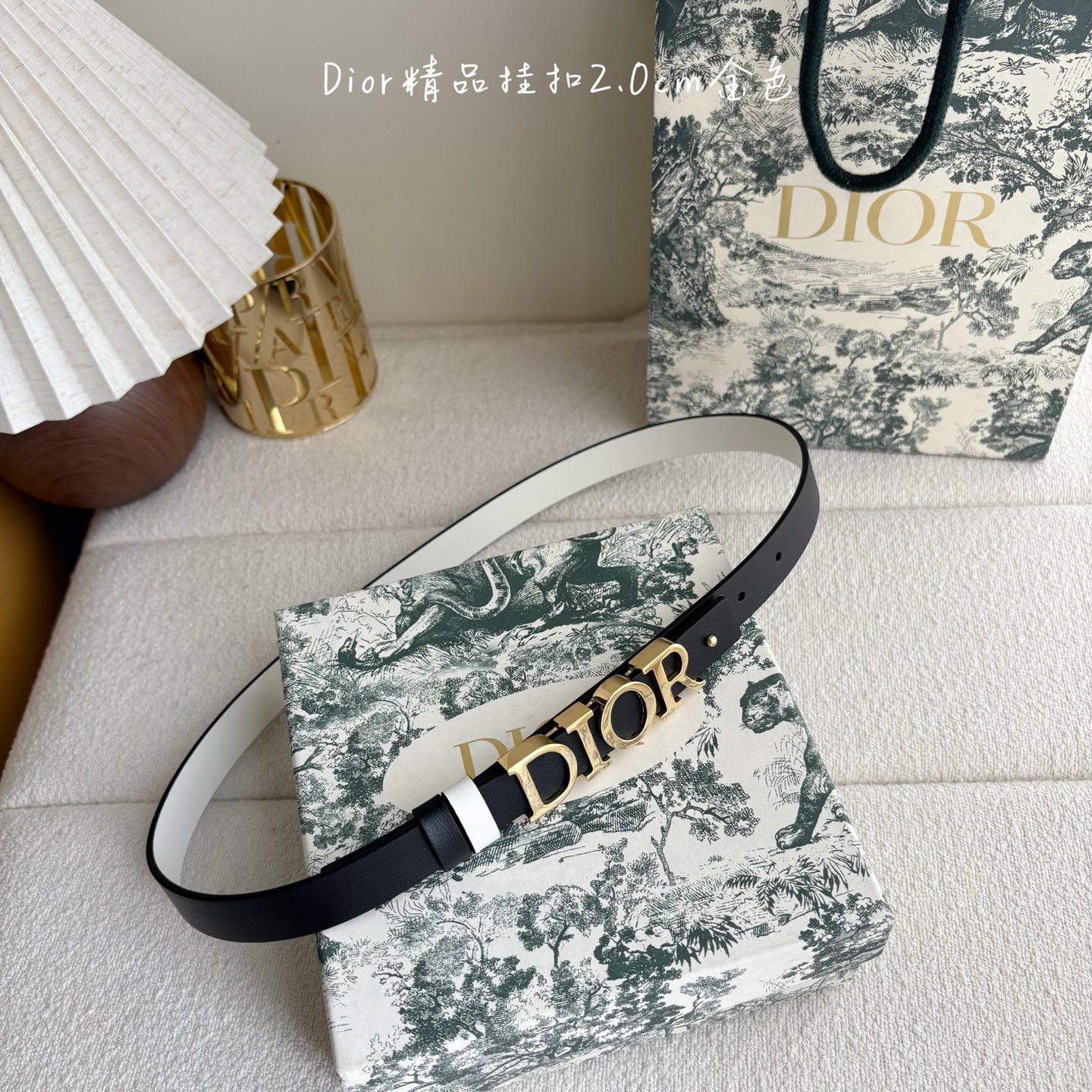 Dior这款腰带采用双面设计，搭配可拆卸腰带扣。采用光滑牛皮材质精心制作，双面可用，搭配富有光泽的金属D