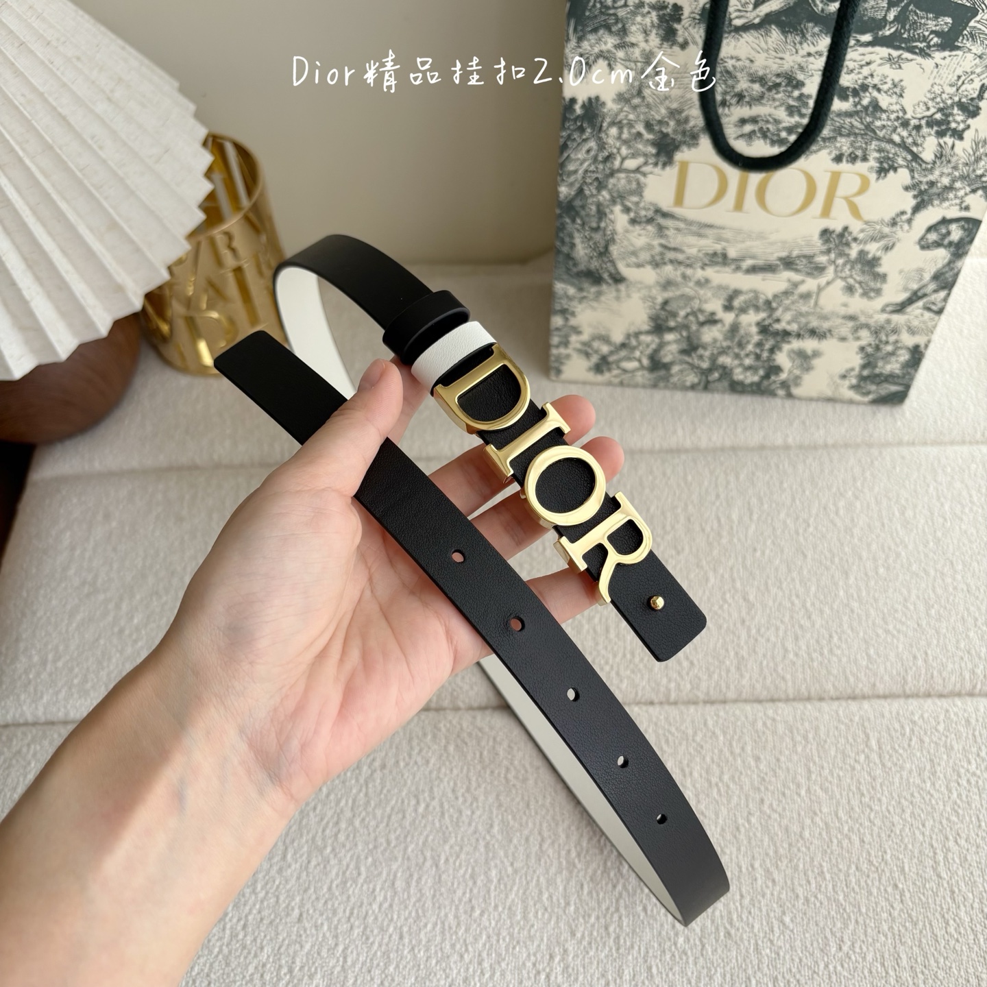 Dior这款腰带采用双面设计，搭配可拆卸腰带扣。采用光滑牛皮材质精心制作，双面可用，搭配富有光泽的金属D