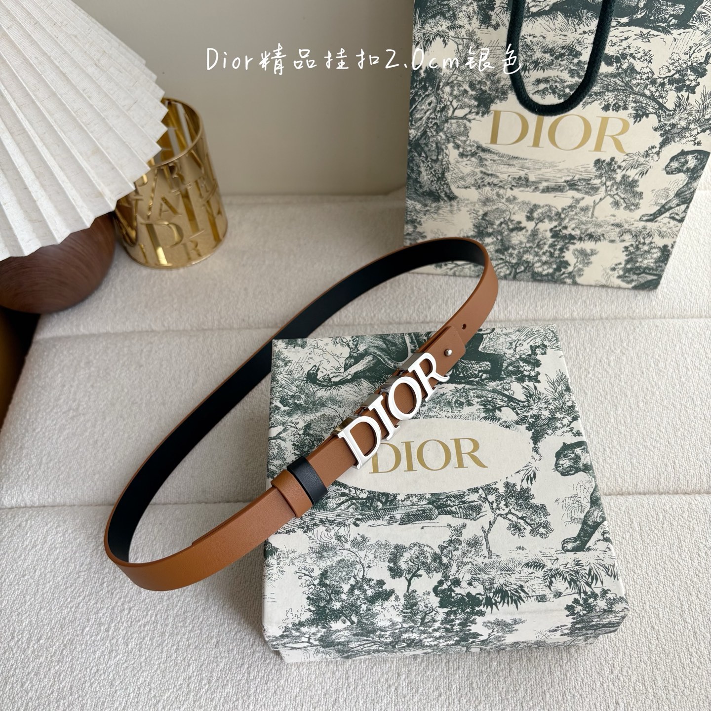 Dior这款腰带采用双面设计，搭配可拆卸腰带扣。采用光滑牛皮材质精心制作，双面可用，搭配富有光泽的金属D