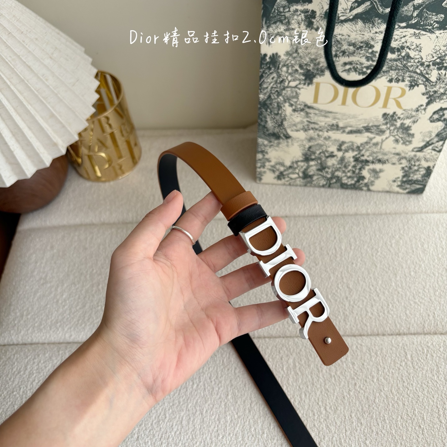 Dior这款腰带采用双面设计，搭配可拆卸腰带扣。采用光滑牛皮材质精心制作，双面可用，搭配富有光泽的金属D