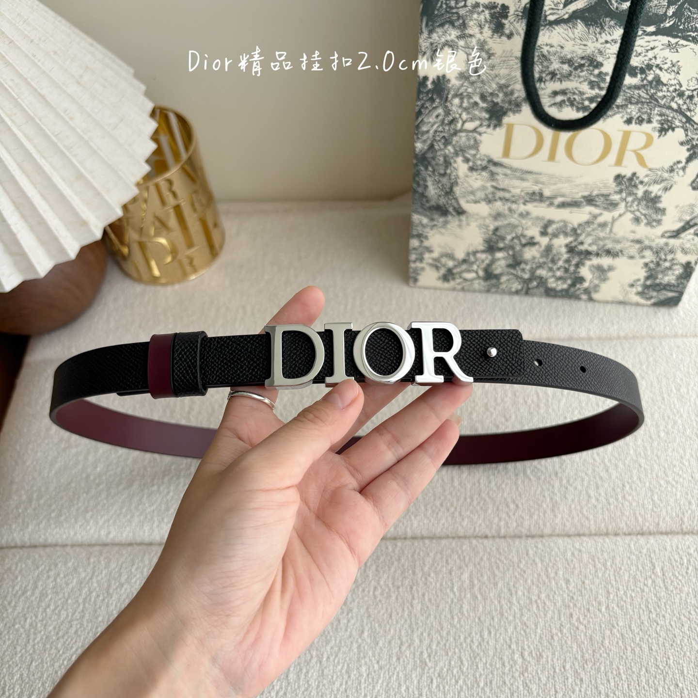 Dior这款腰带采用双面设计，搭配可拆卸腰带扣。采用光滑牛皮材质精心制作，双面可用，搭配富有光泽的金属D