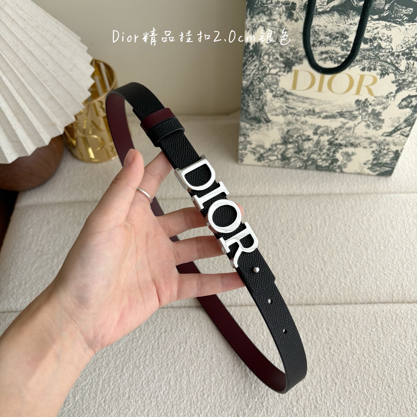 Dior这款腰带采用双面设计，搭配可拆卸腰带扣。采用光滑牛皮材质精心制作，双面可用，搭配富有光泽的金属D