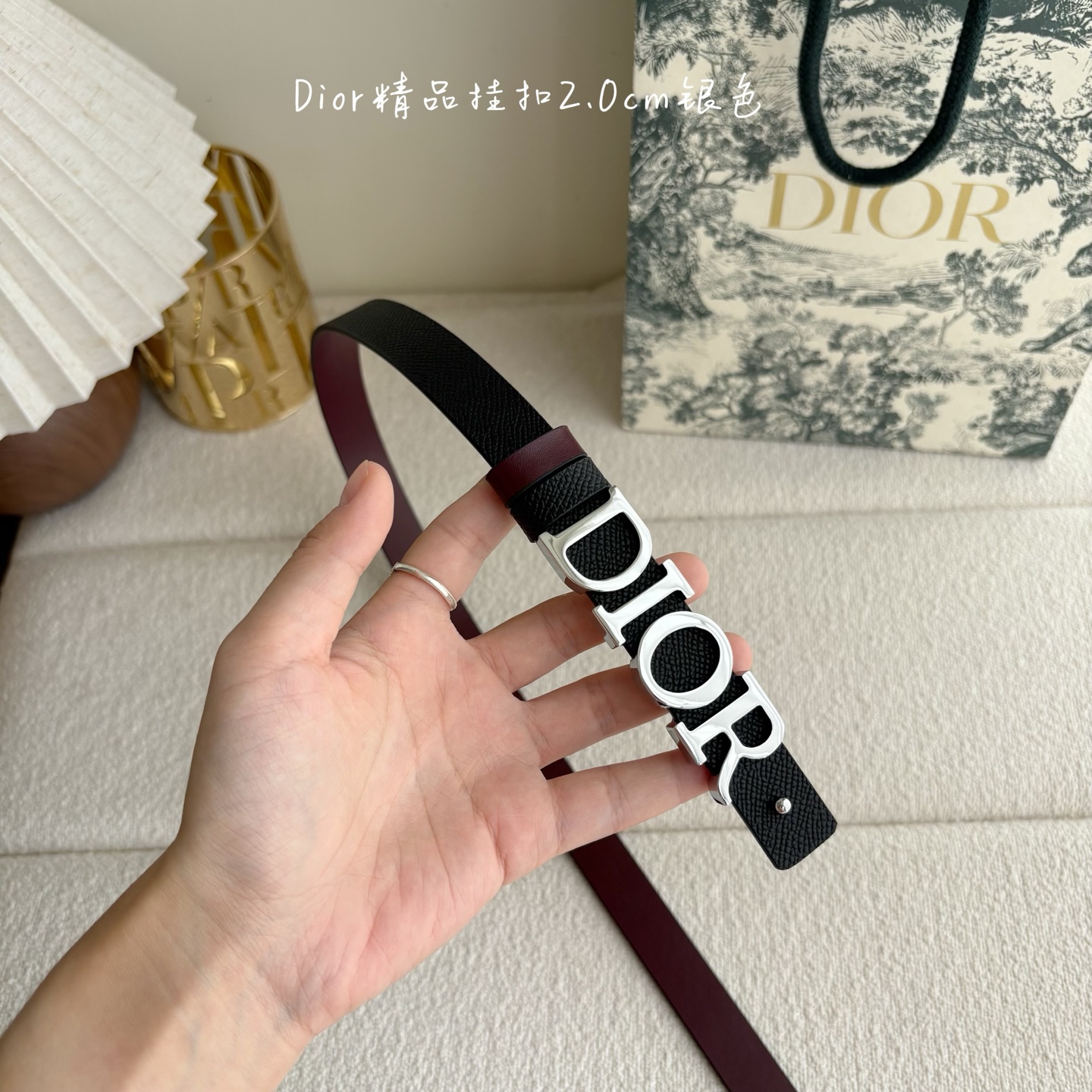 Dior这款腰带采用双面设计，搭配可拆卸腰带扣。采用光滑牛皮材质精心制作，双面可用，搭配富有光泽的金属D