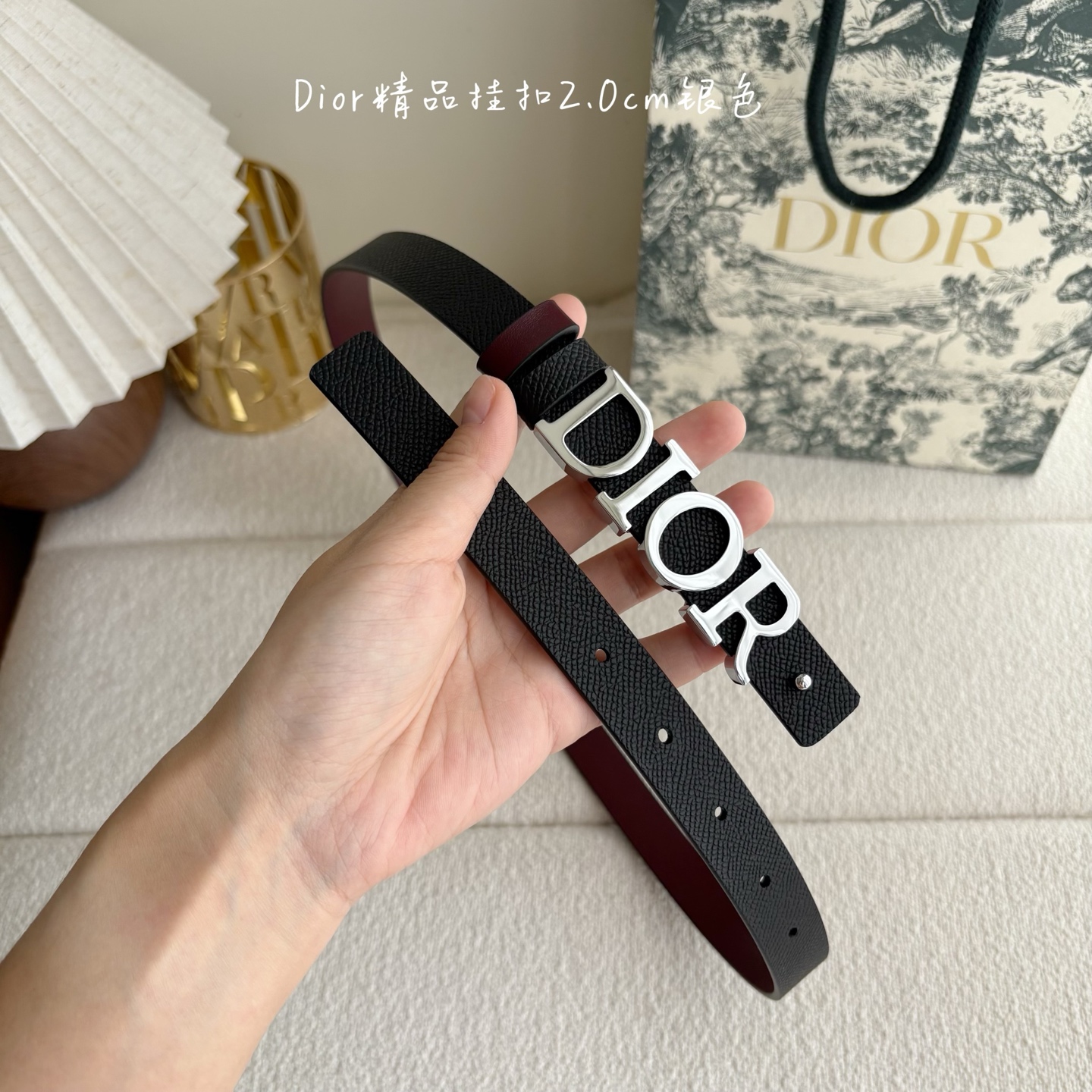 Dior这款腰带采用双面设计，搭配可拆卸腰带扣。采用光滑牛皮材质精心制作，双面可用，搭配富有光泽的金属D