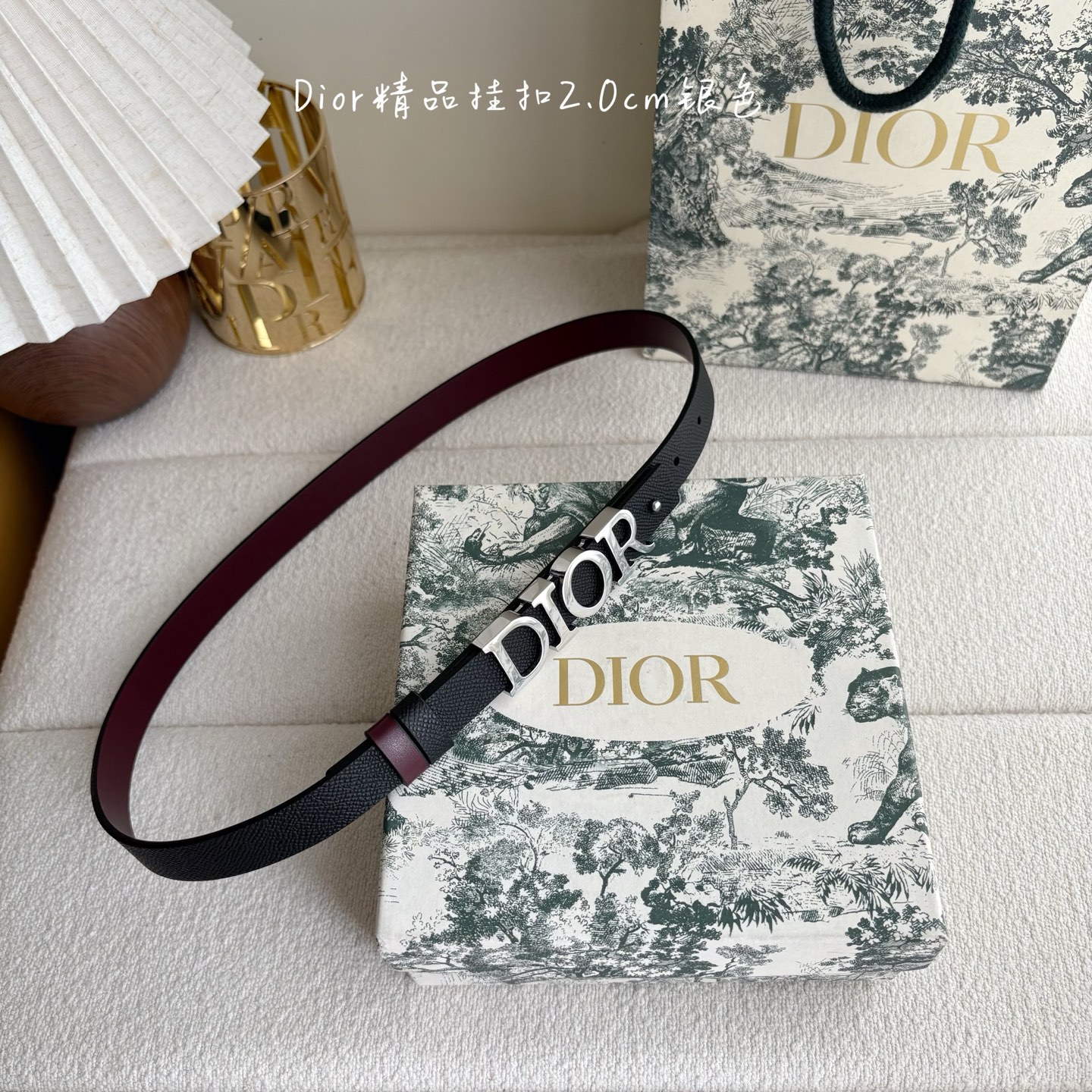 Dior这款腰带采用双面设计，搭配可拆卸腰带扣。采用光滑牛皮材质精心制作，双面可用，搭配富有光泽的金属D