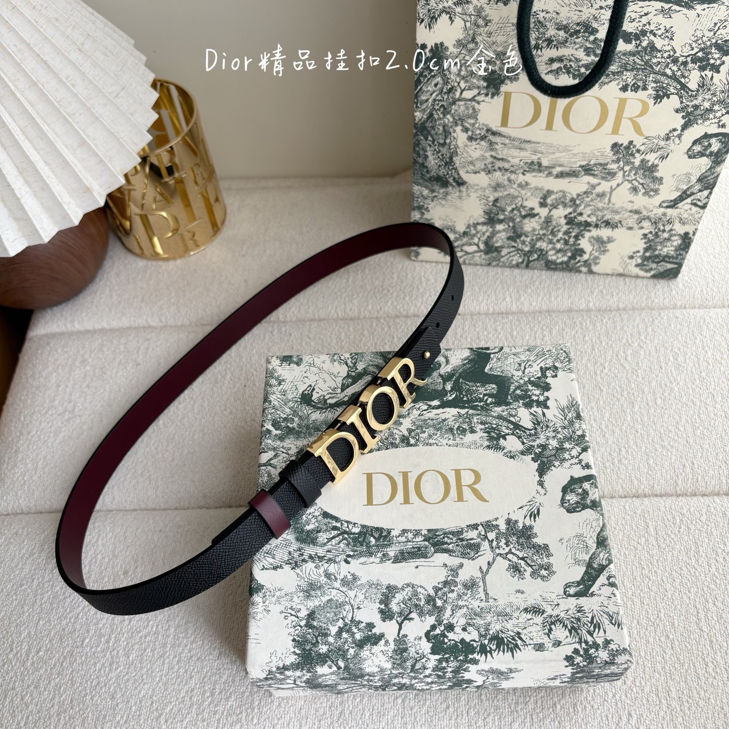 Dior这款腰带采用双面设计，搭配可拆卸腰带扣。采用光滑牛皮材质精心制作，双面可用，搭配富有光泽的金属D