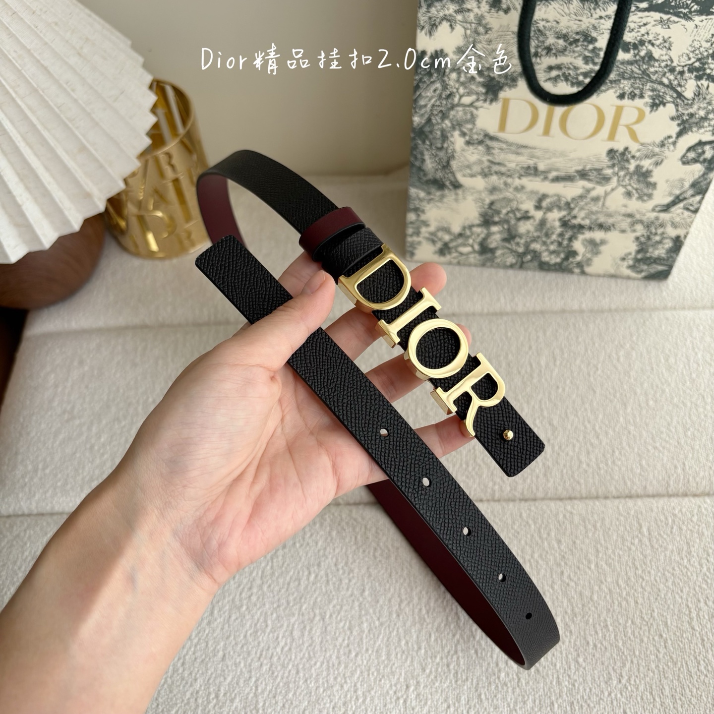 Dior这款腰带采用双面设计，搭配可拆卸腰带扣。采用光滑牛皮材质精心制作，双面可用，搭配富有光泽的金属D