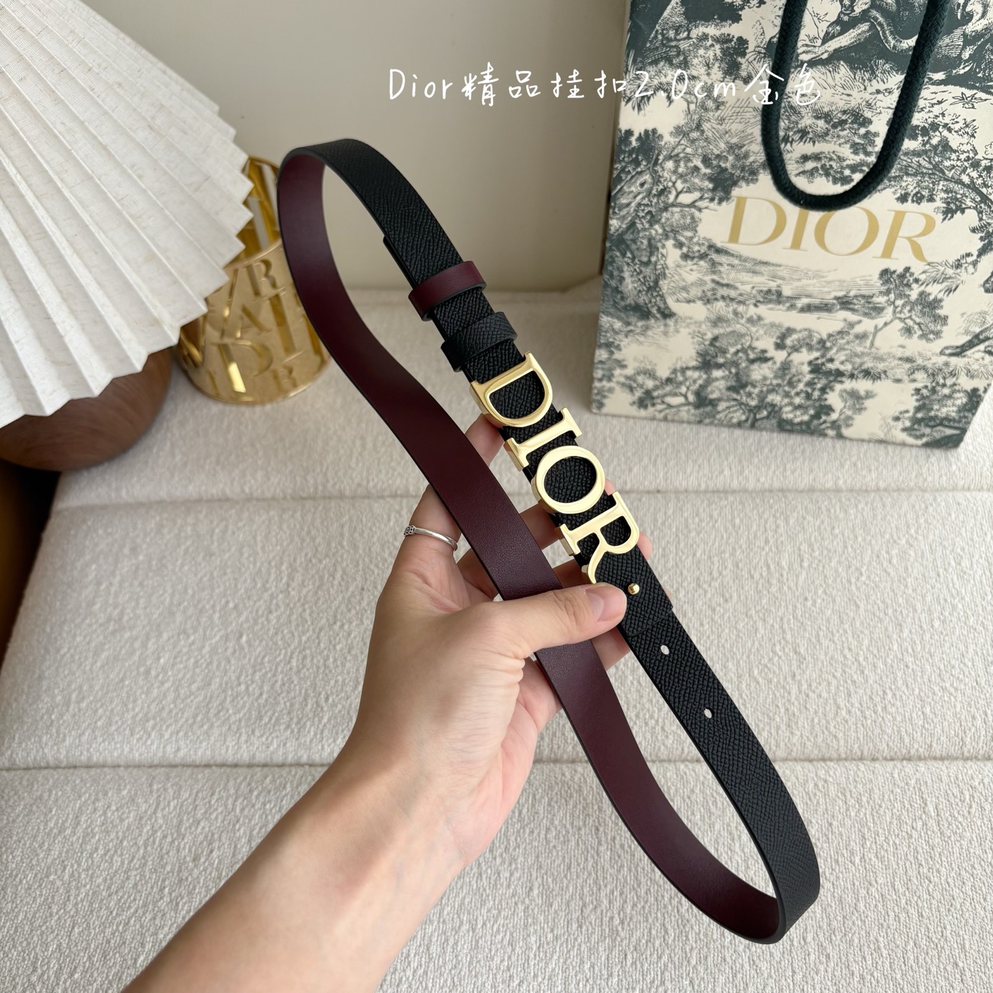 Dior这款腰带采用双面设计，搭配可拆卸腰带扣。采用光滑牛皮材质精心制作，双面可用，搭配富有光泽的金属D