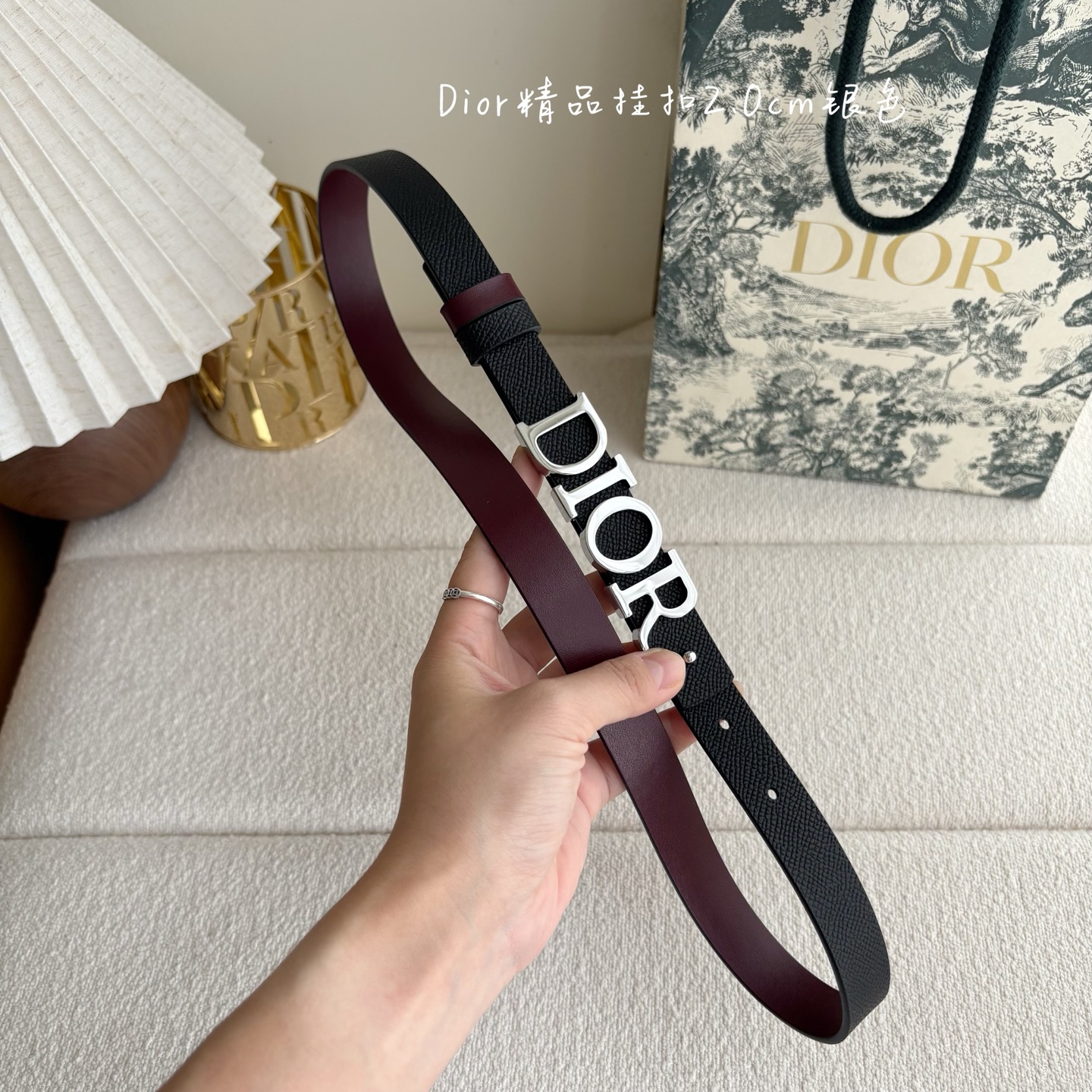 Dior这款腰带采用双面设计，搭配可拆卸腰带扣。采用光滑牛皮材质精心制作，双面可用，搭配富有光泽的金属D