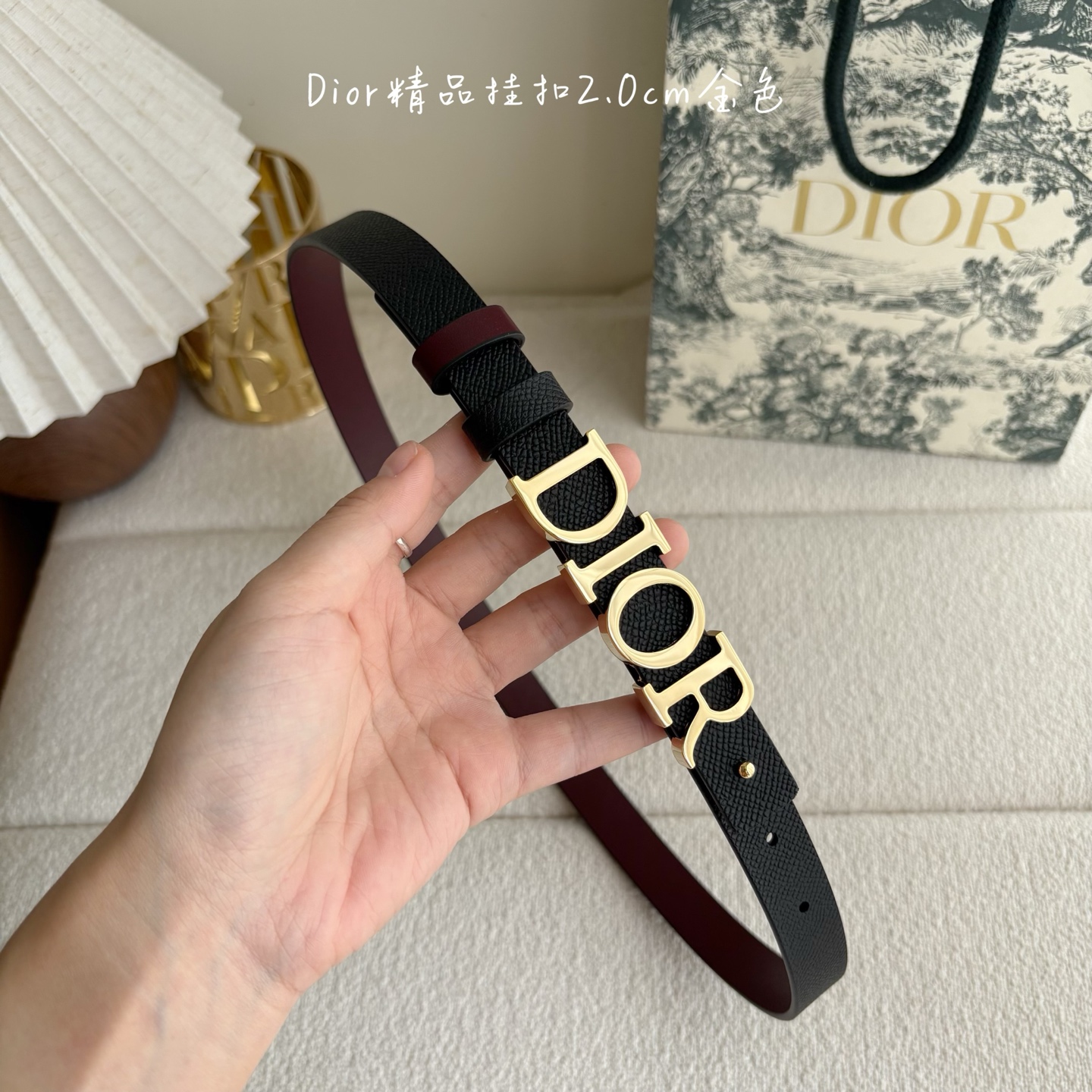 Dior这款腰带采用双面设计，搭配可拆卸腰带扣。采用光滑牛皮材质精心制作，双面可用，搭配富有光泽的金属D