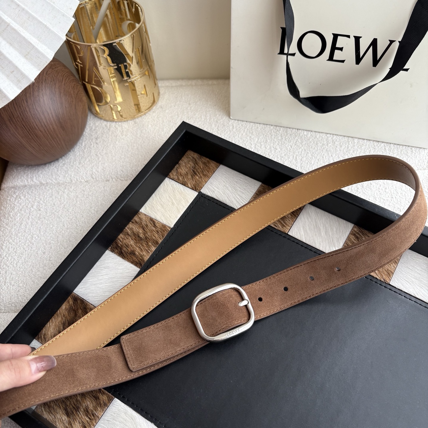 Loewe新款柔软粒面牛皮革腰带 圆形搭扣 3.2cm宽 五孔调节 镌刻LOEWE标志 麂皮绒棕色/银扣