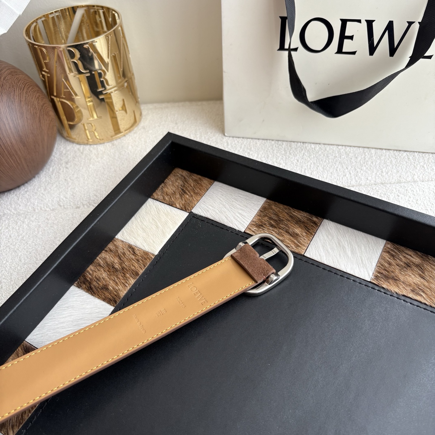 Loewe新款柔软粒面牛皮革腰带 圆形搭扣 3.2cm宽 五孔调节 镌刻LOEWE标志 麂皮绒棕色/银扣